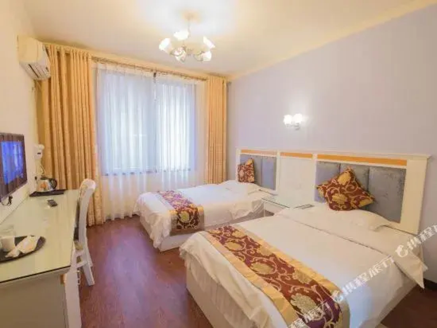 Leshan Hongcheng Hotel (Jiaxing Road Food Street)