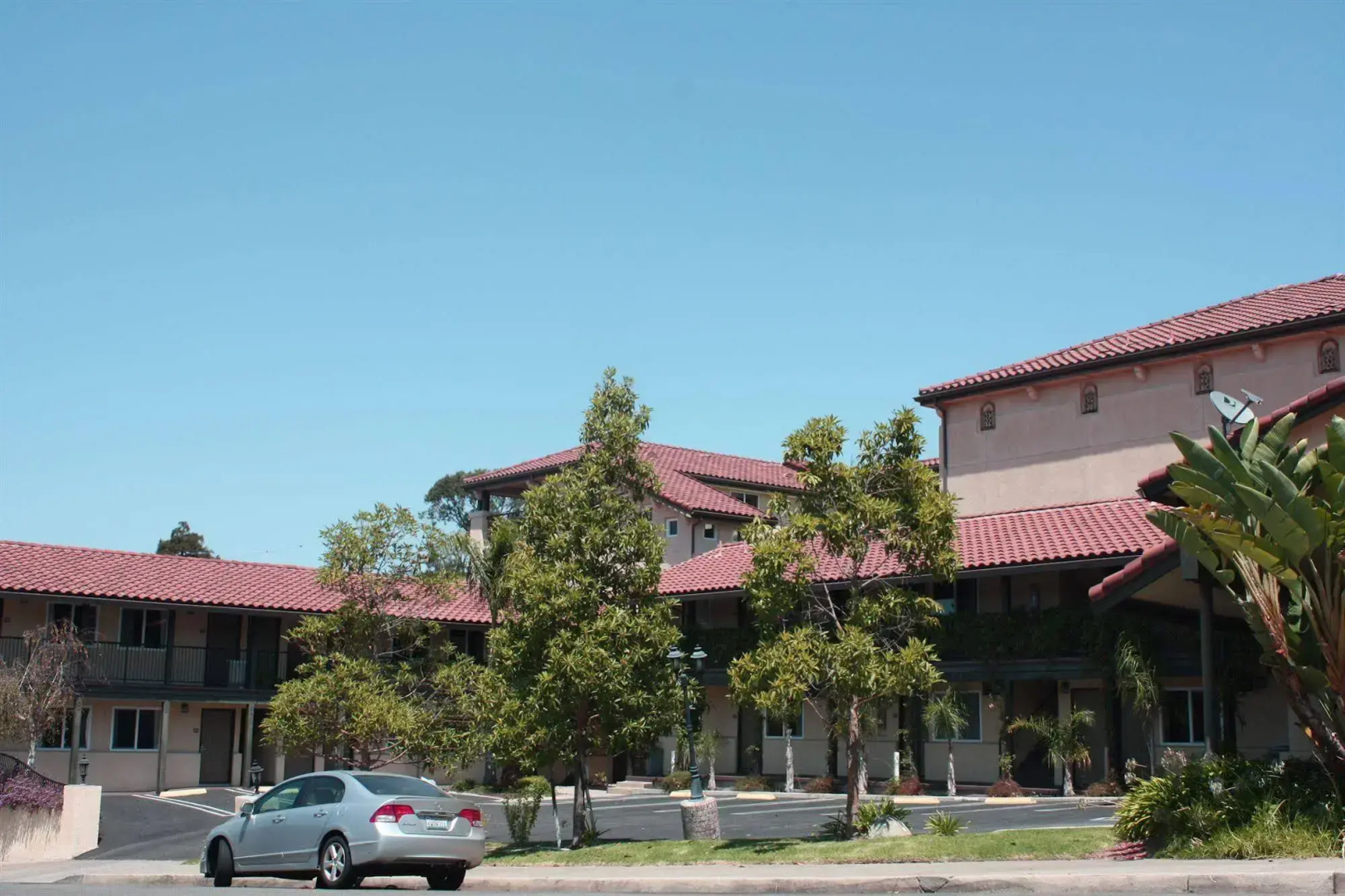 Lamplighter Inn & Suites