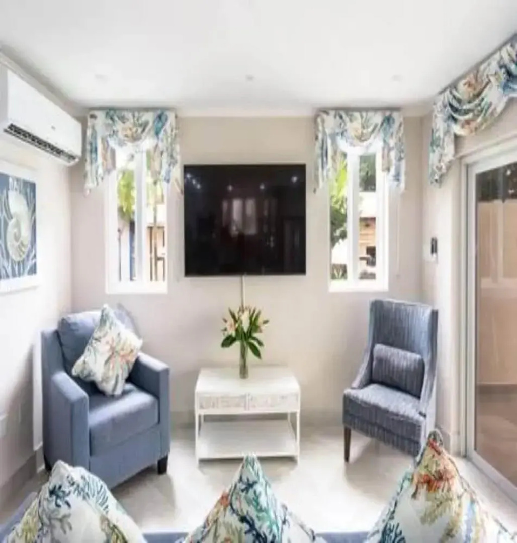 Villa Francoise - 4 Bedroom Beachfront w Pool