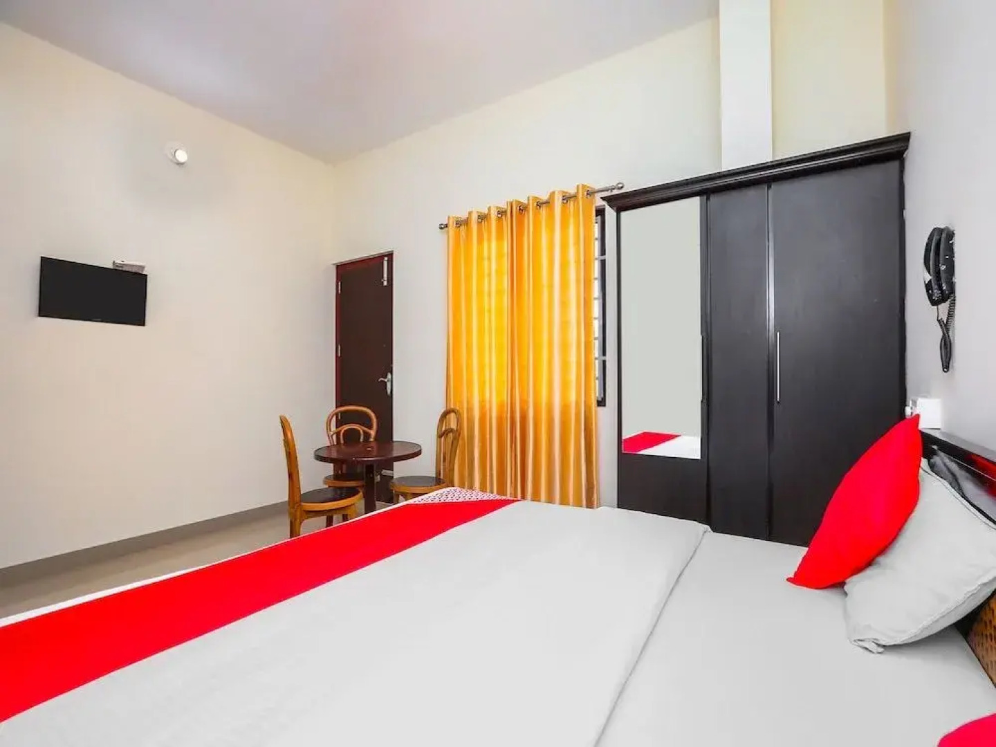 OYO 23308 Lamiya Plaza