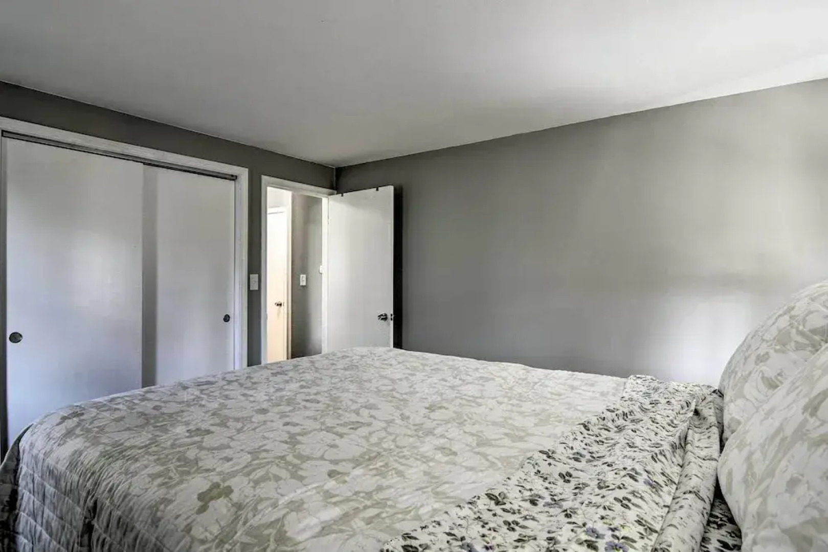 Buffalo Getaway w/ Charcoal Grill & Patio!