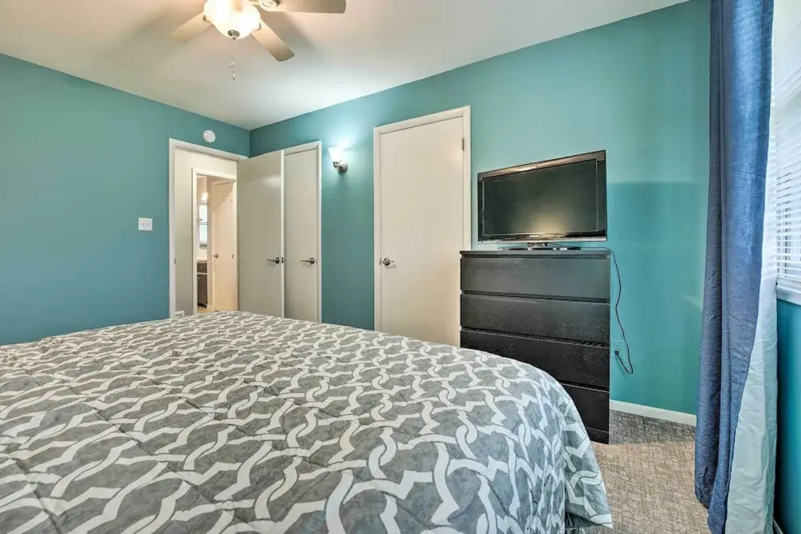 Homey Duplex - 10 Mi to Downtown Grand Rapids!