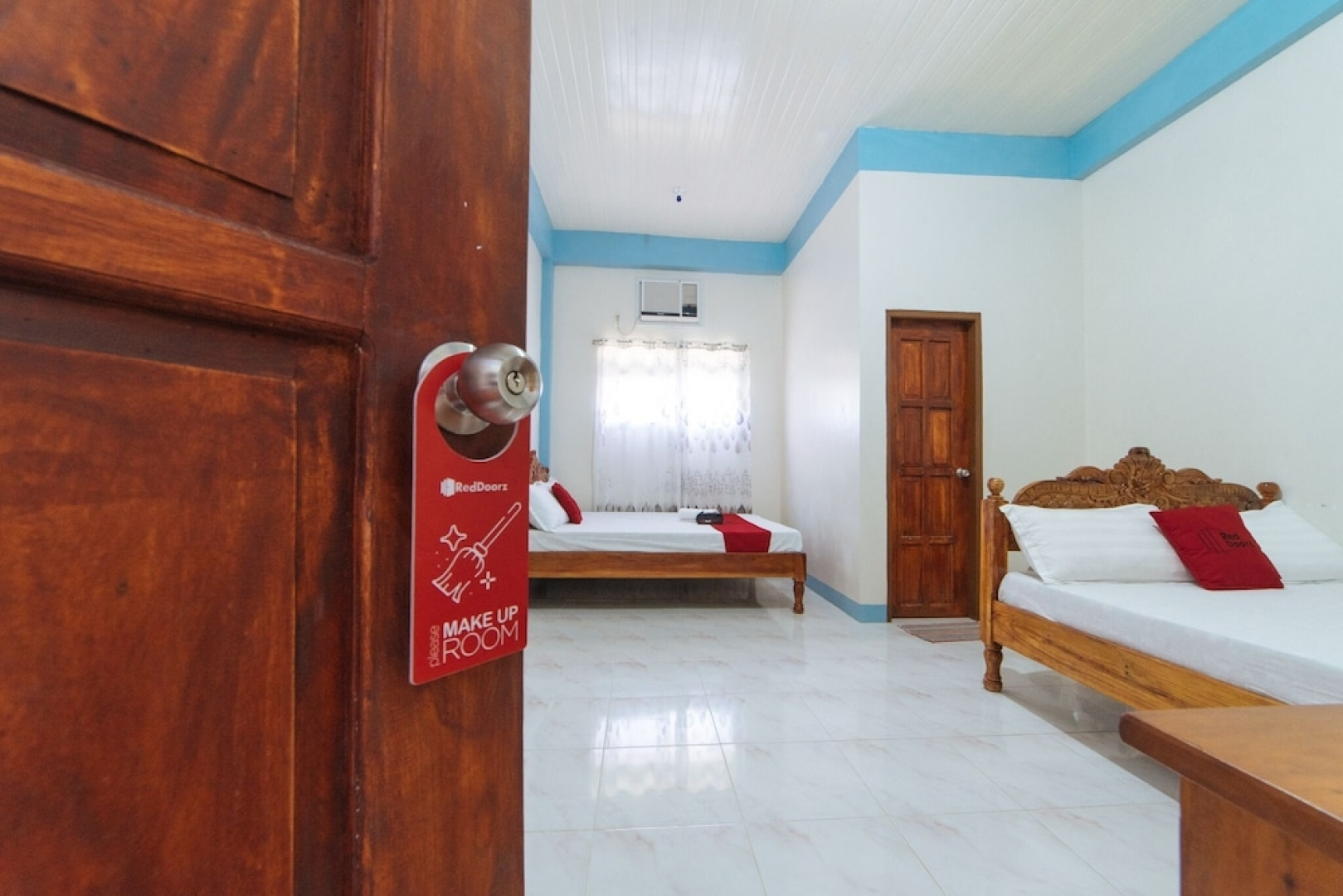 RedDoorz Near Lucap Wharf Alaminos