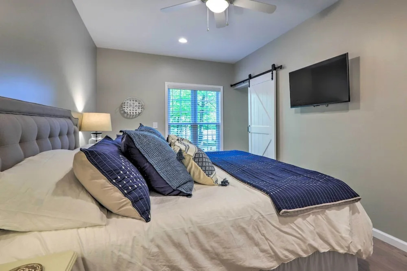 Chic Lake Sinclair Retreat With Dock & Hot Tub!