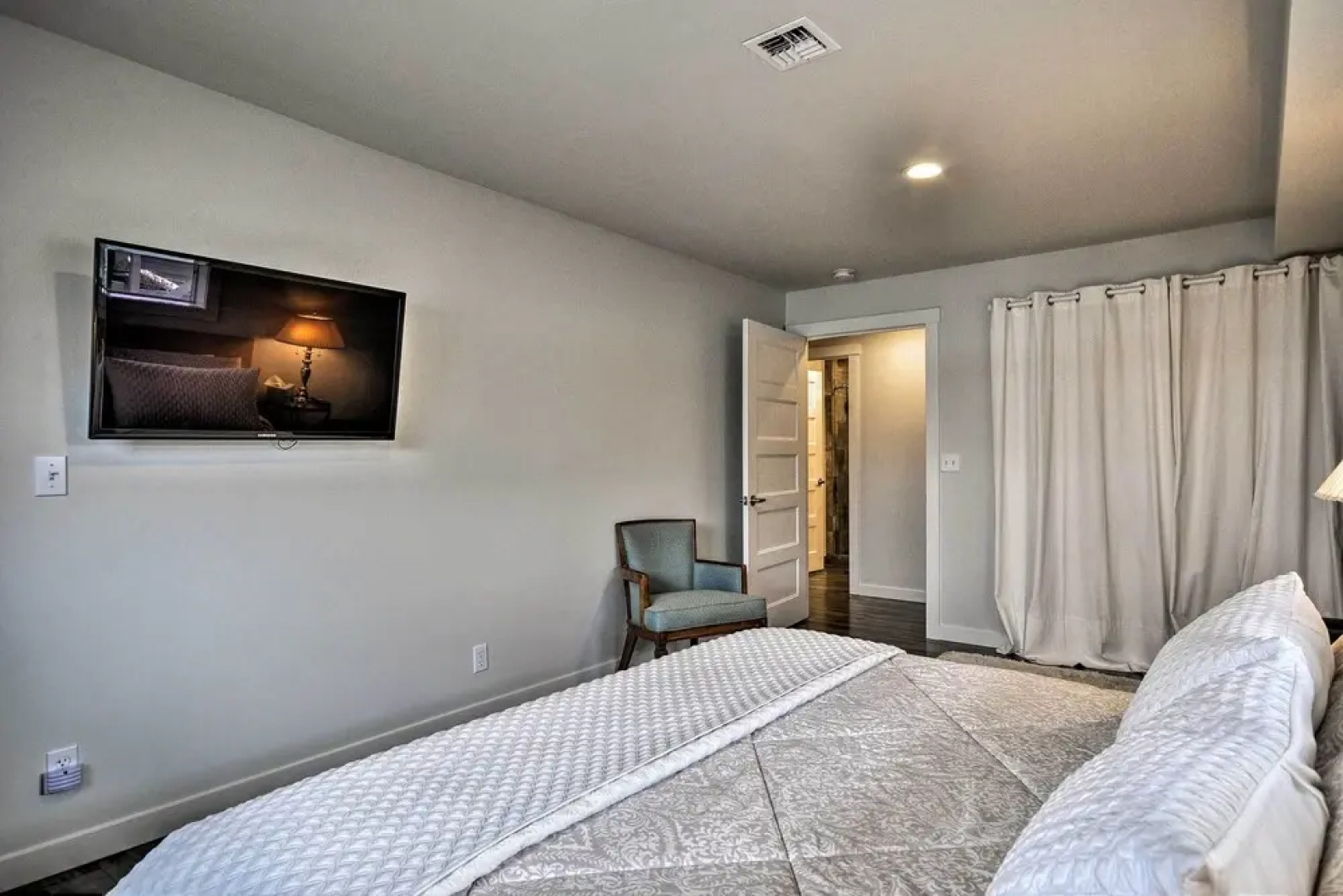 Sleek Riverfront Condo on Pier in Downtown Astoria