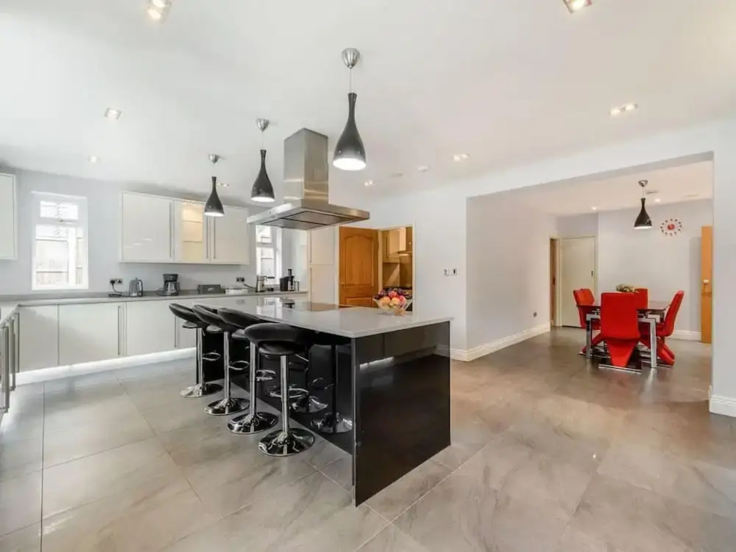 6 Bed House - Sleeps 11 - Pets - Garden - Parking