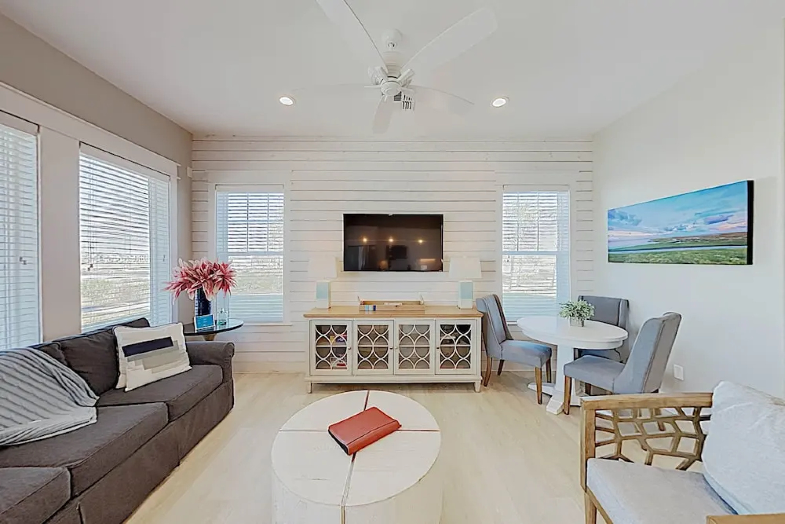 Bayfront 3br W/ Patio & Pool 3 Bedroom Condo