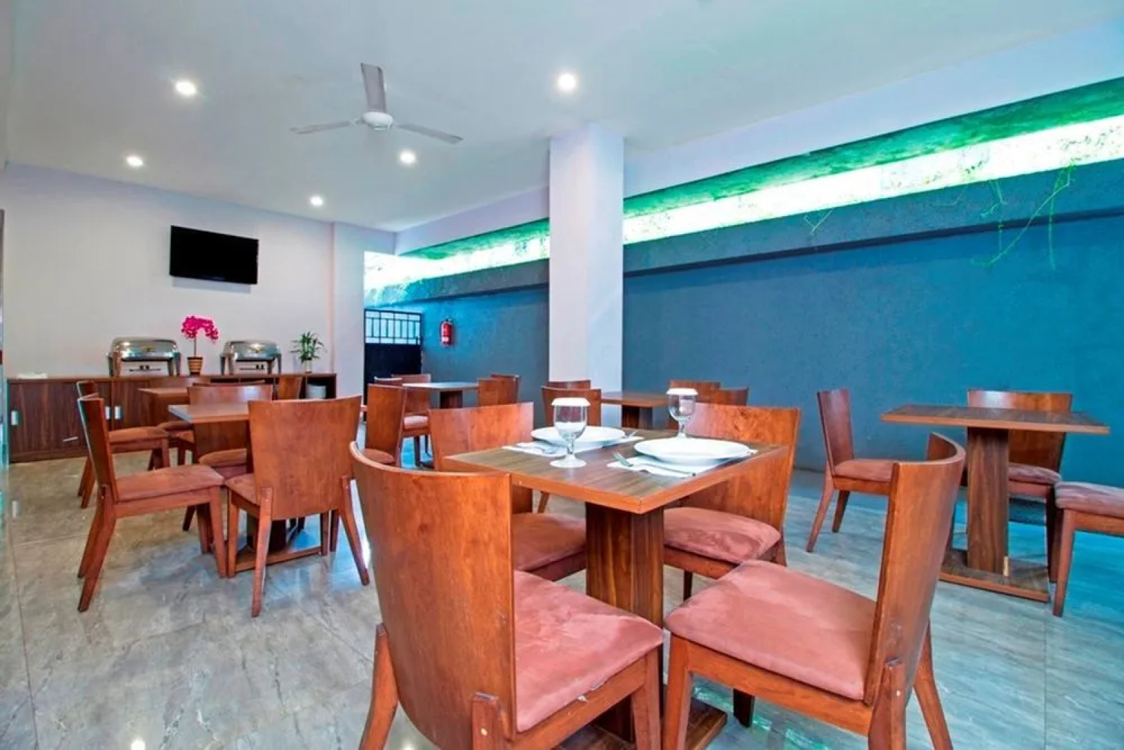 RedDoorz Plus Near ITC Fatmawati