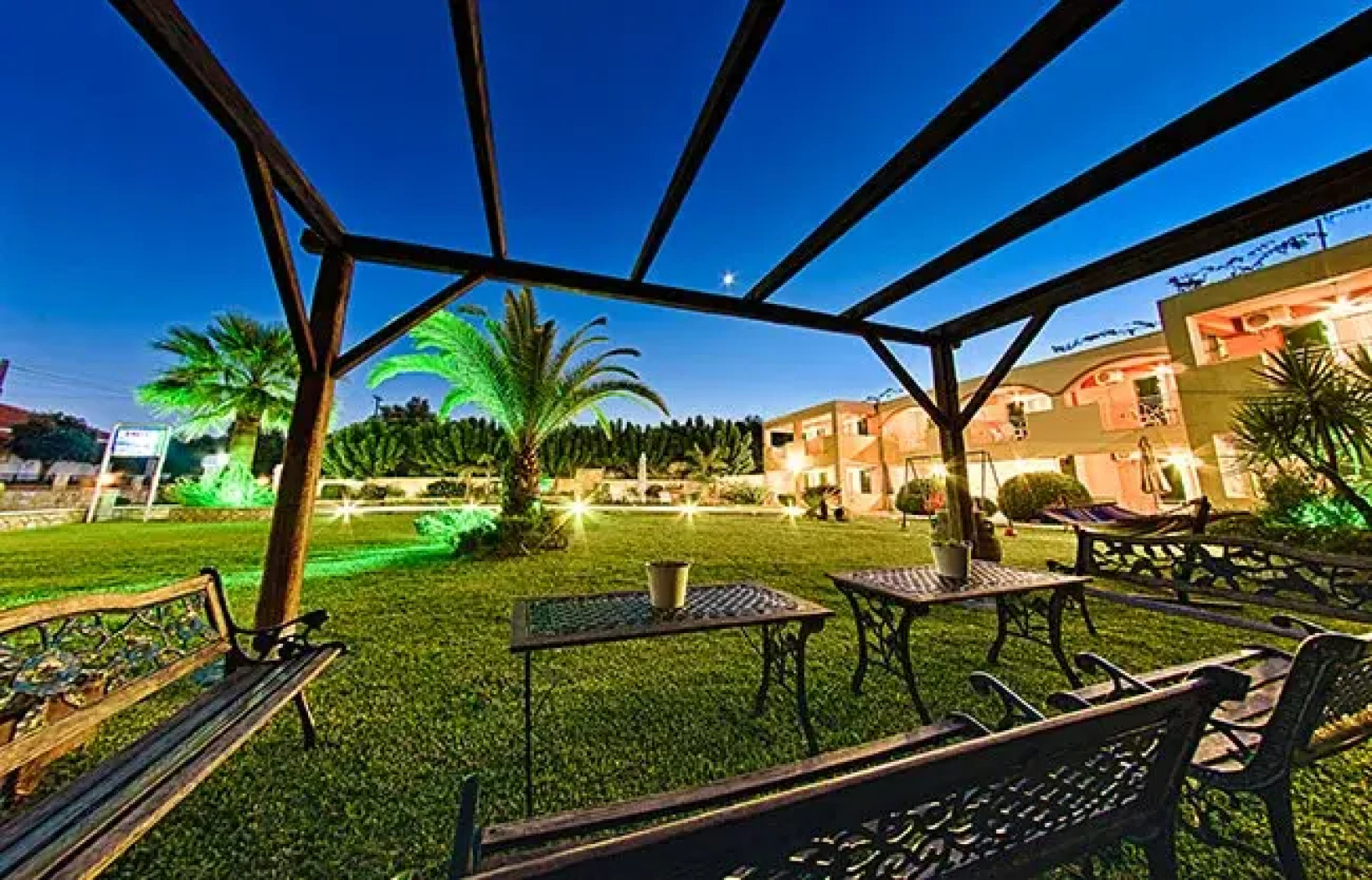 Remezzo Apartments & Studios