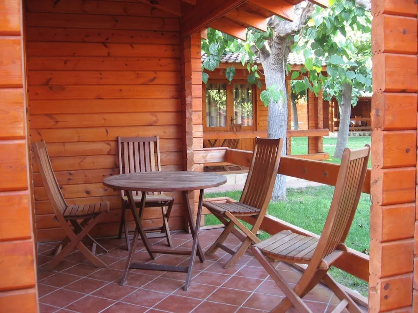 Attractive bungalow with a covered terrace, 1 km. from beach