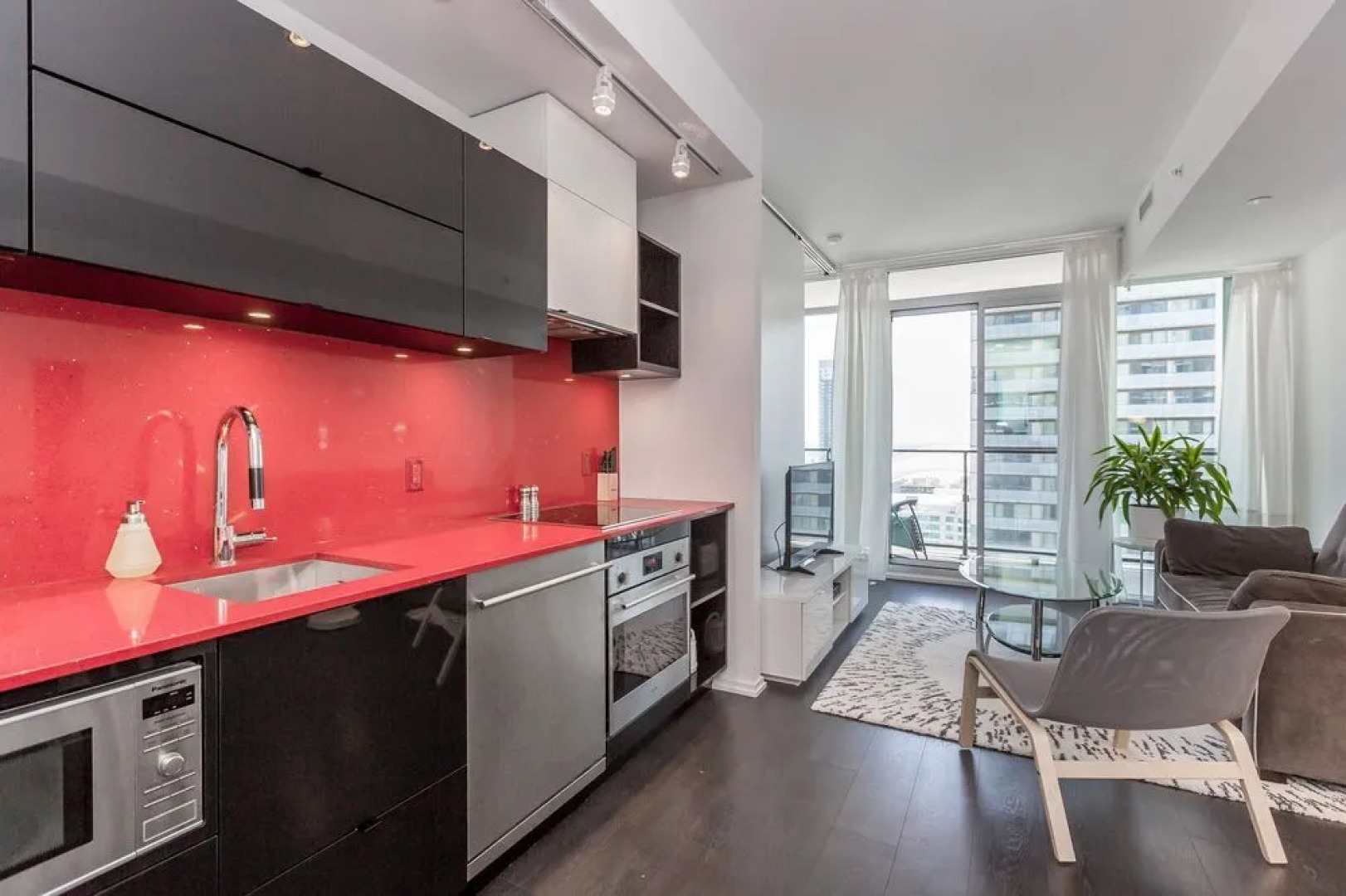 Noel Suites- Peter and Richmond St West