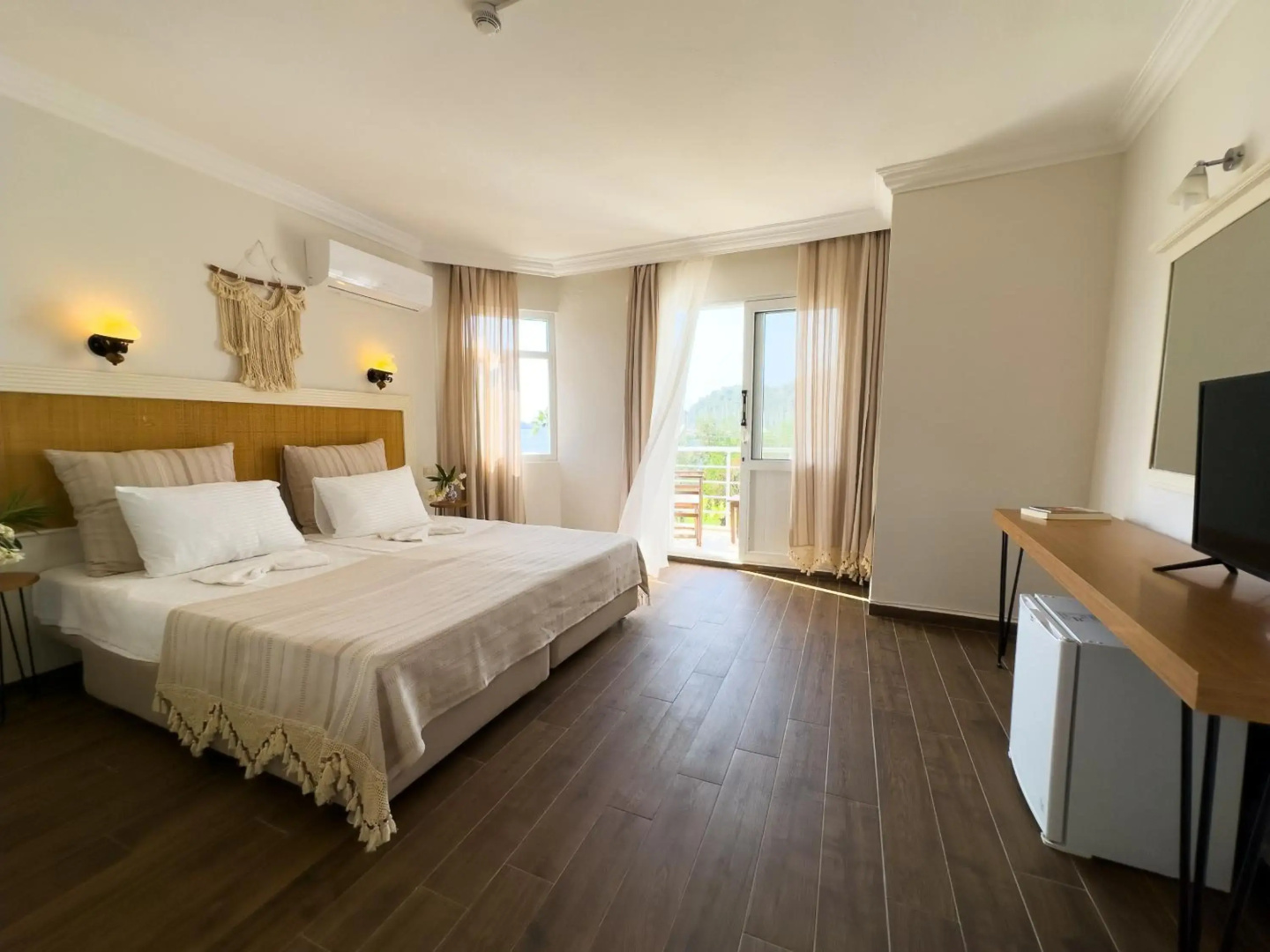 Chillos Beach Hotel & Lounge
