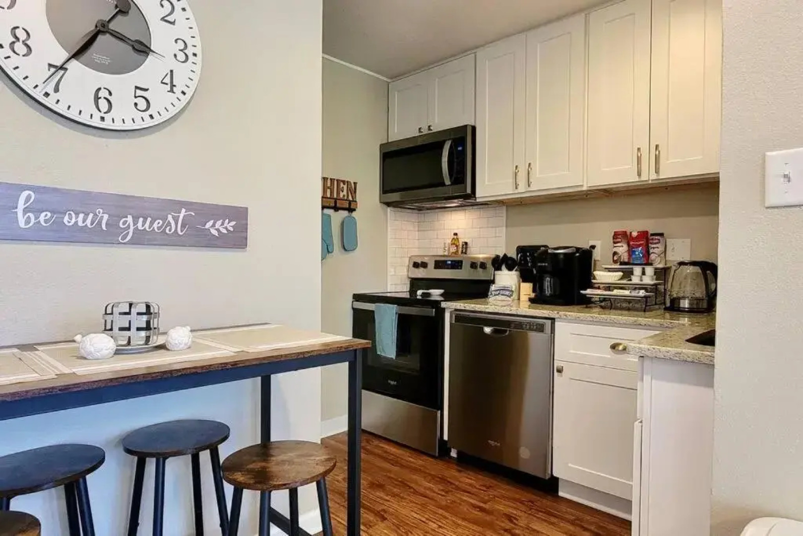 Lakeside Villa - Quite Location, walk to the pool and to the Country Club