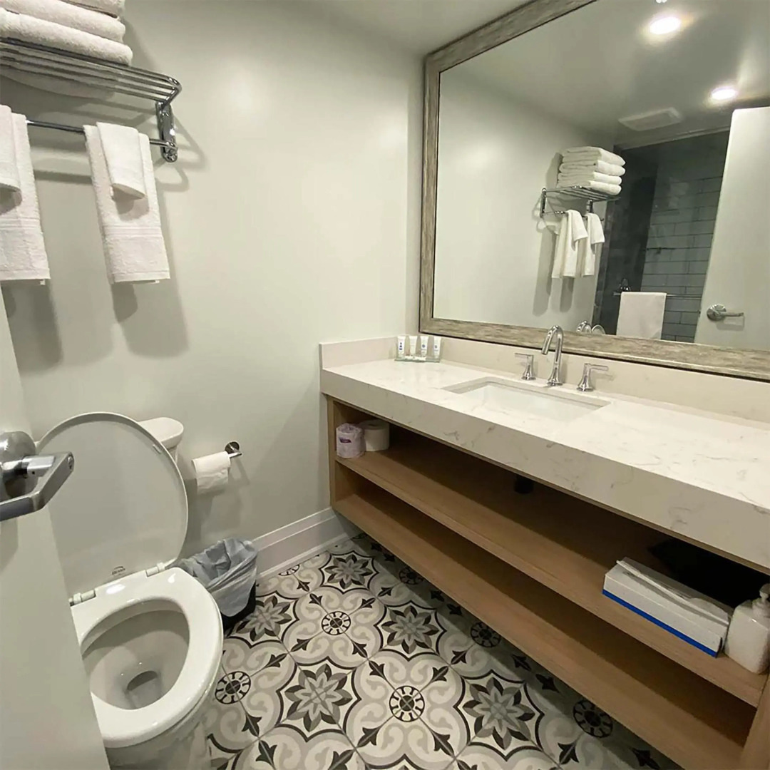 Colonial Hotel & Suites