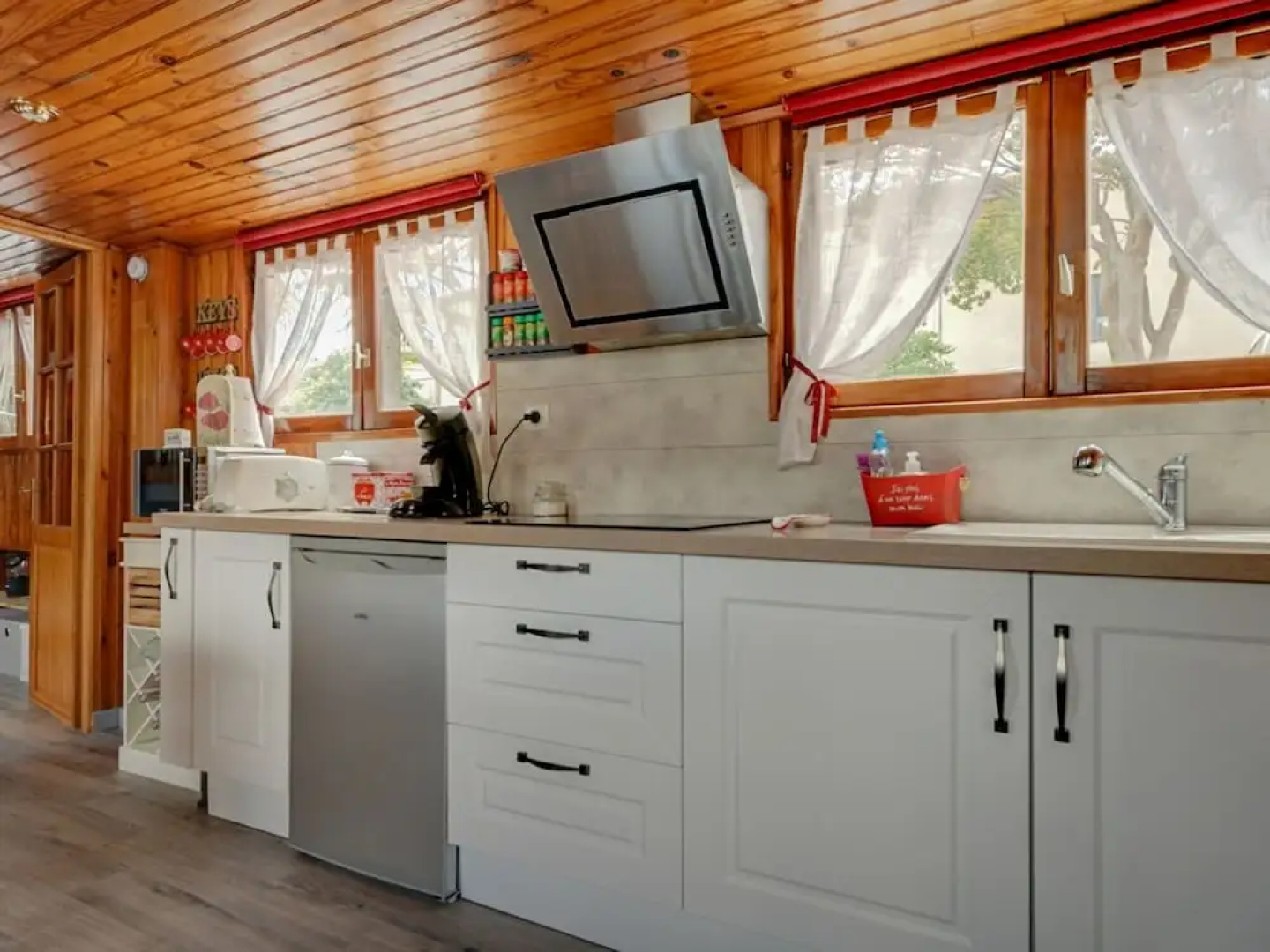Comfortable House Boat in Homps with Roof Terrace
