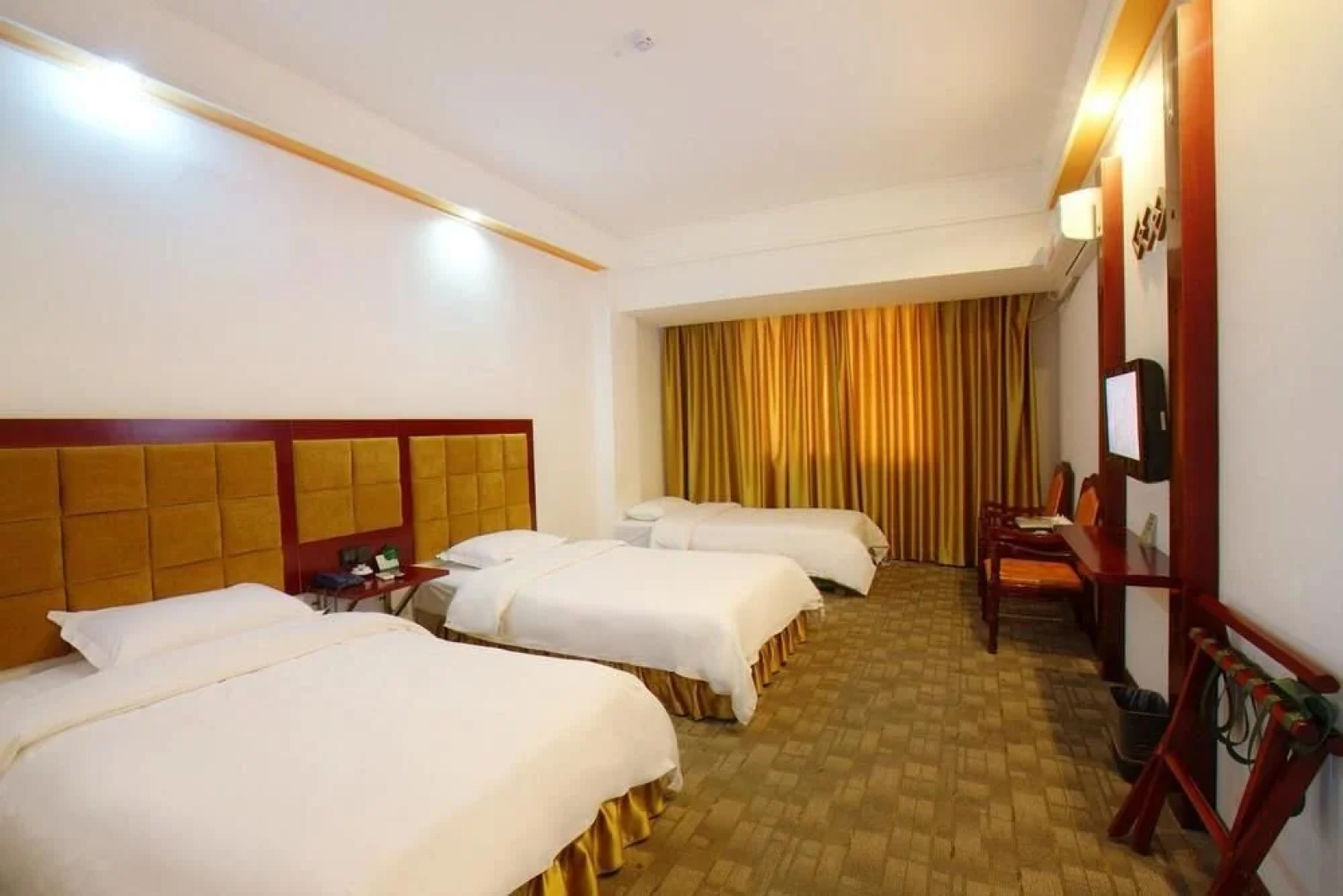 Zhangjiajie Wind and Cloud Holiday Hotel
