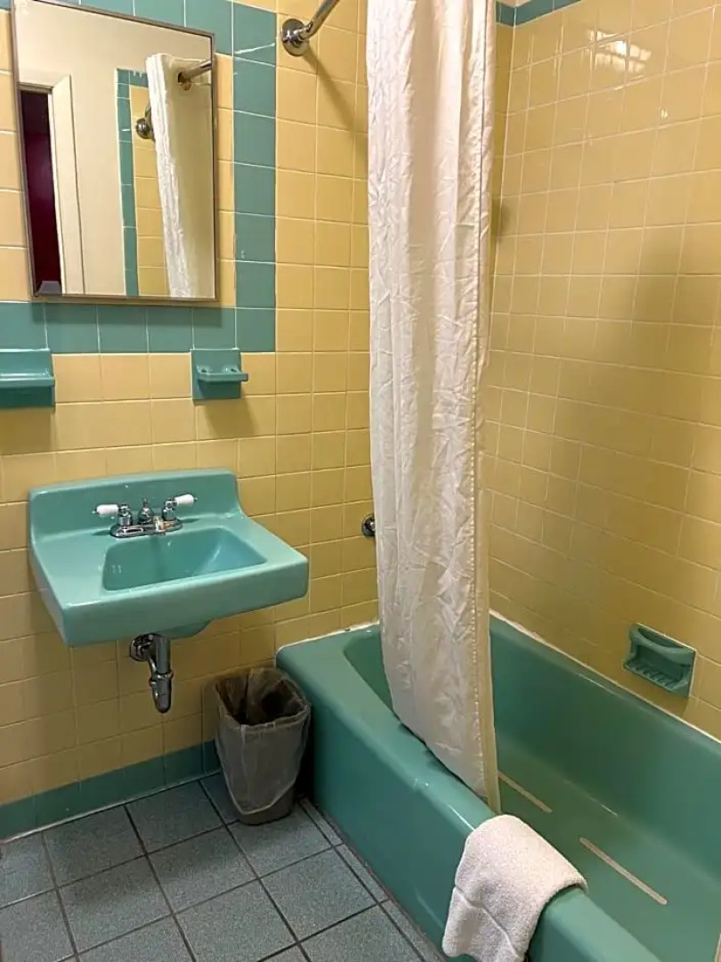 Thruway Holiday Motel