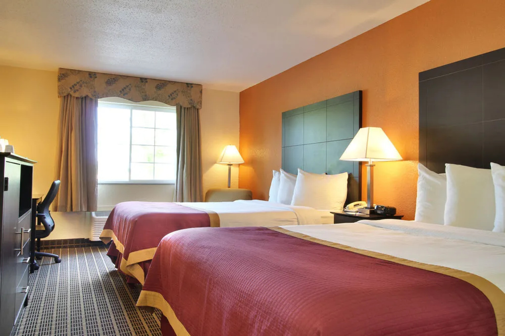 Baymont Inn & Suites Muskegon