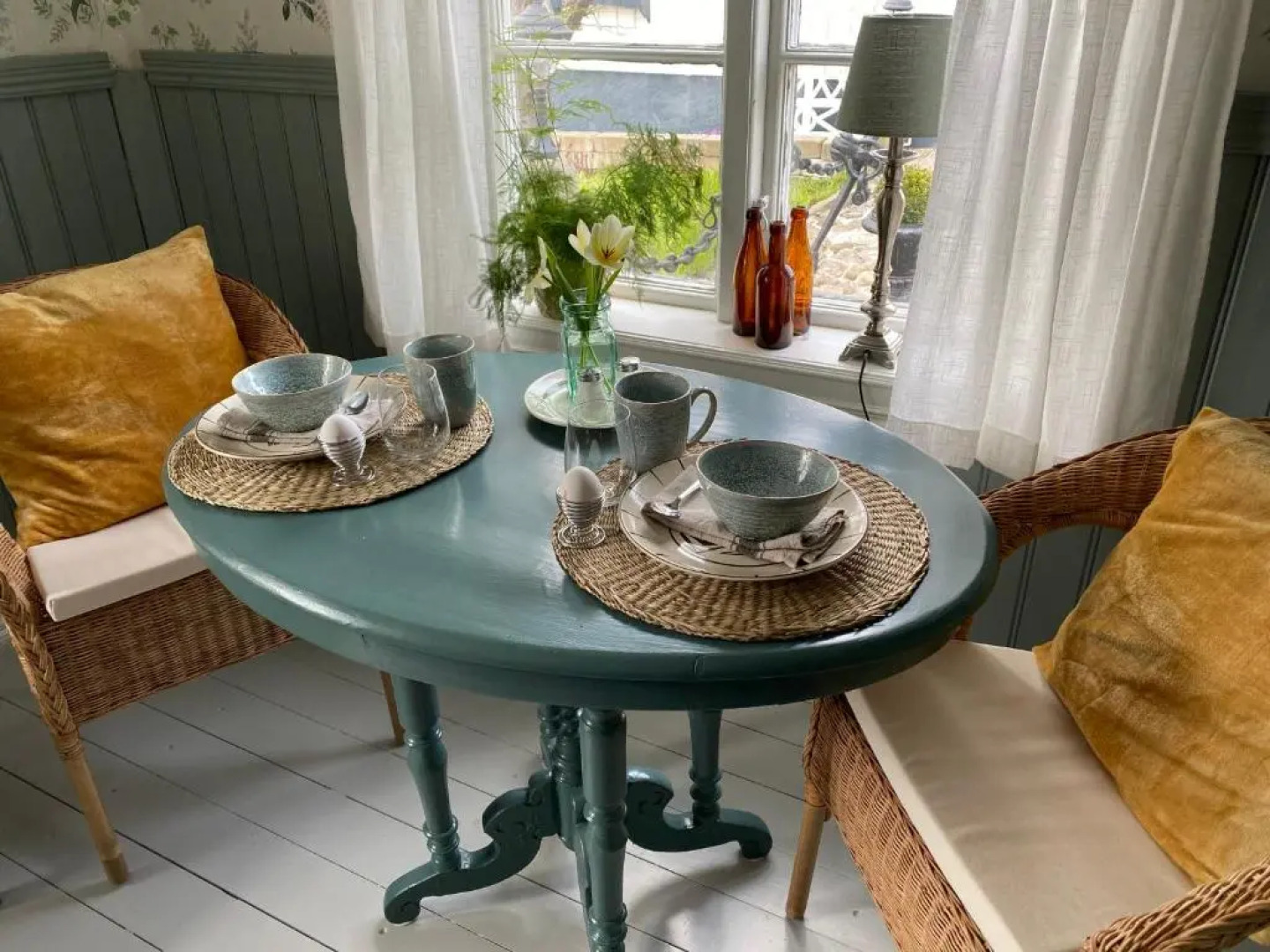 B&B Bland ormbunkar och rosor