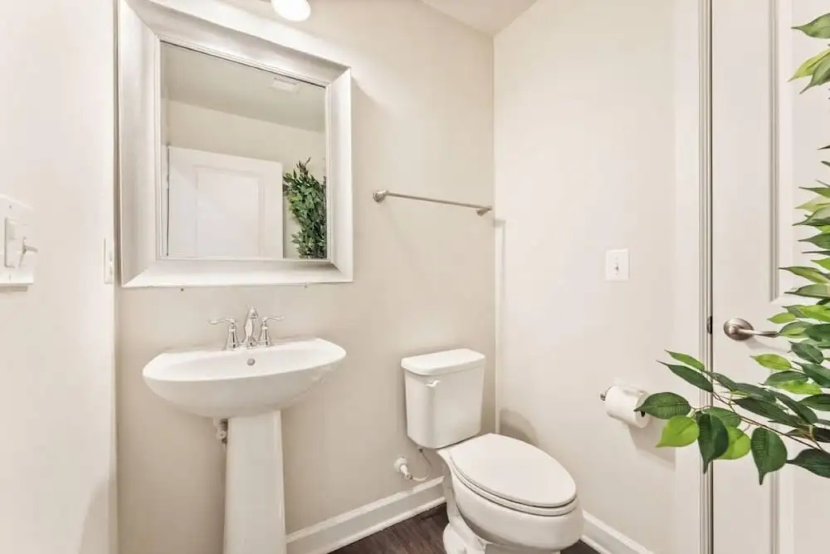 Ashburn 4-br Homestay Close to Dulles Metro