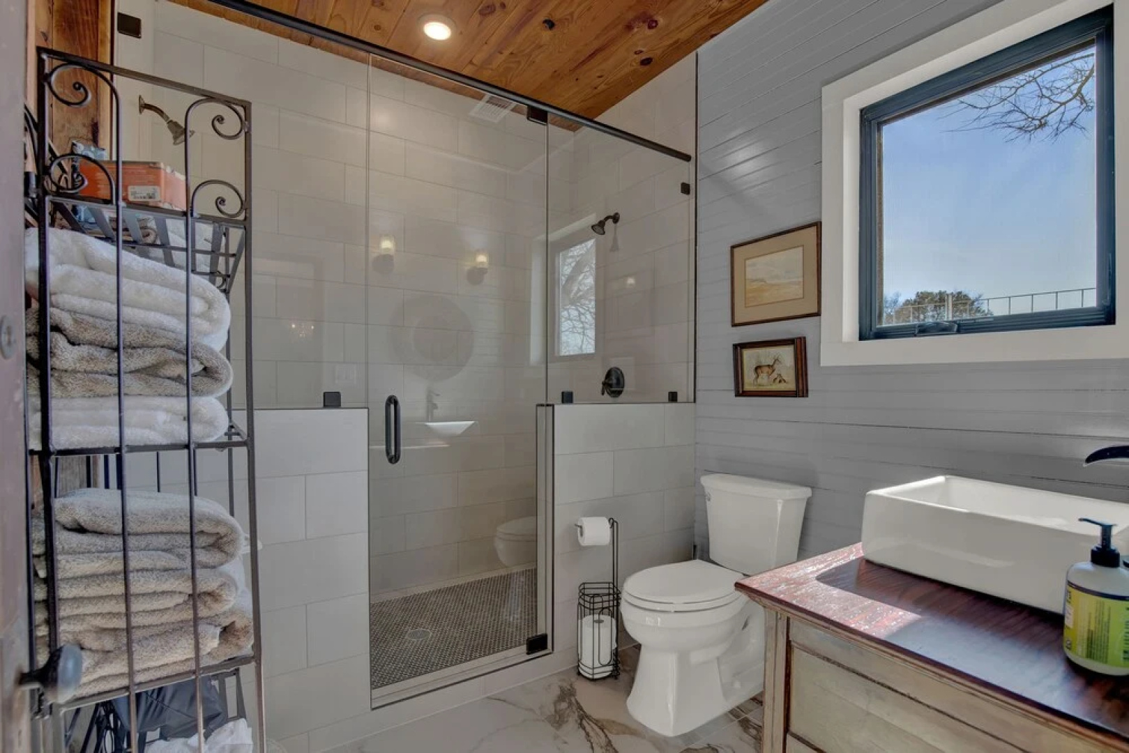 Luxury Cabin-right Across From Albert Dance Hall!