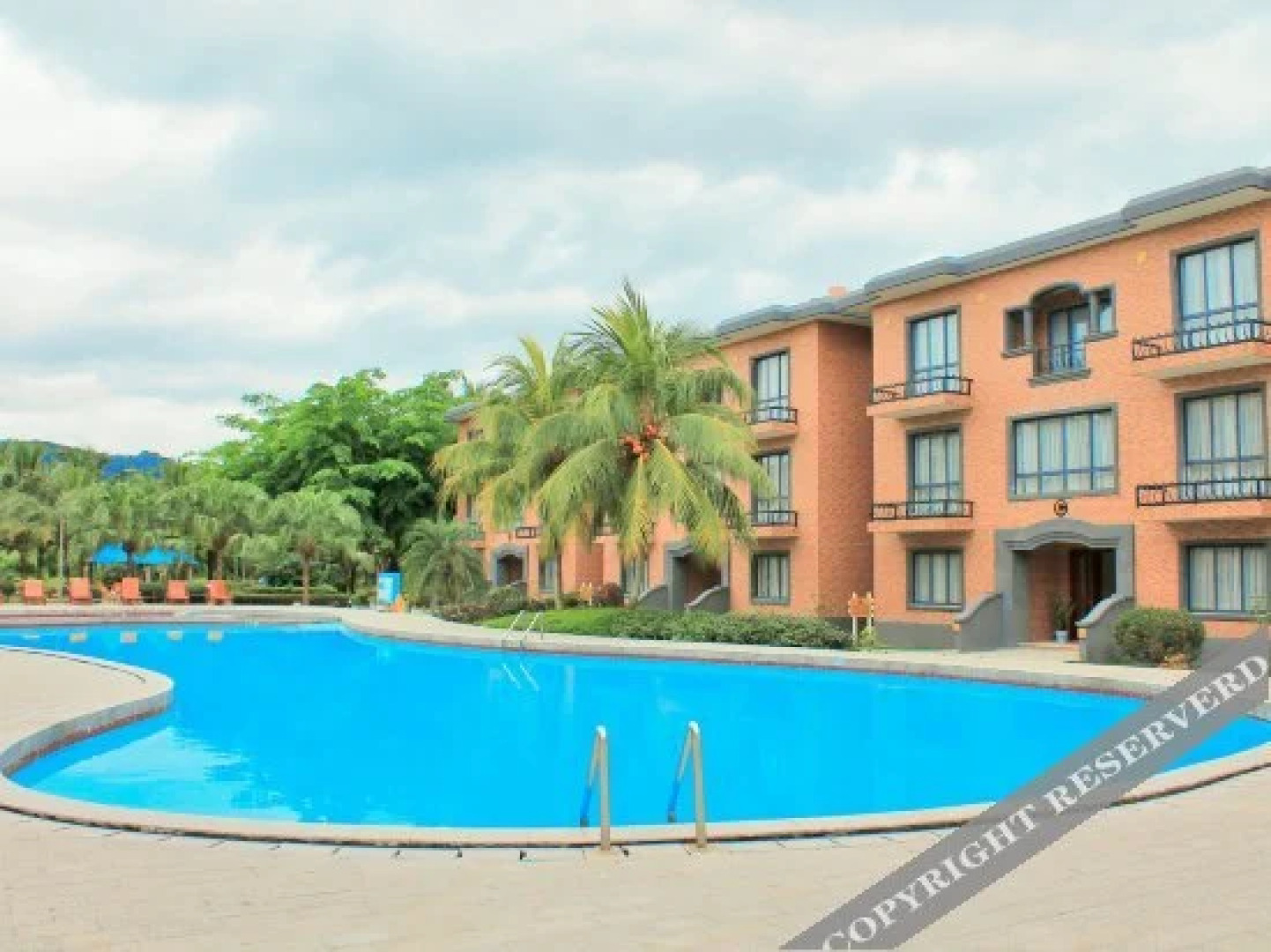 万宁新惠康假日酒店