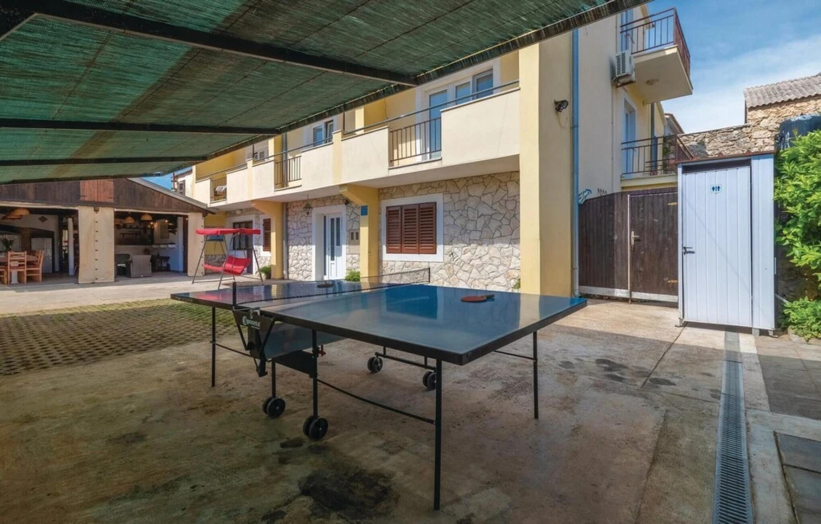 Beautiful Home in Banj With Wifi and 5 Bedrooms