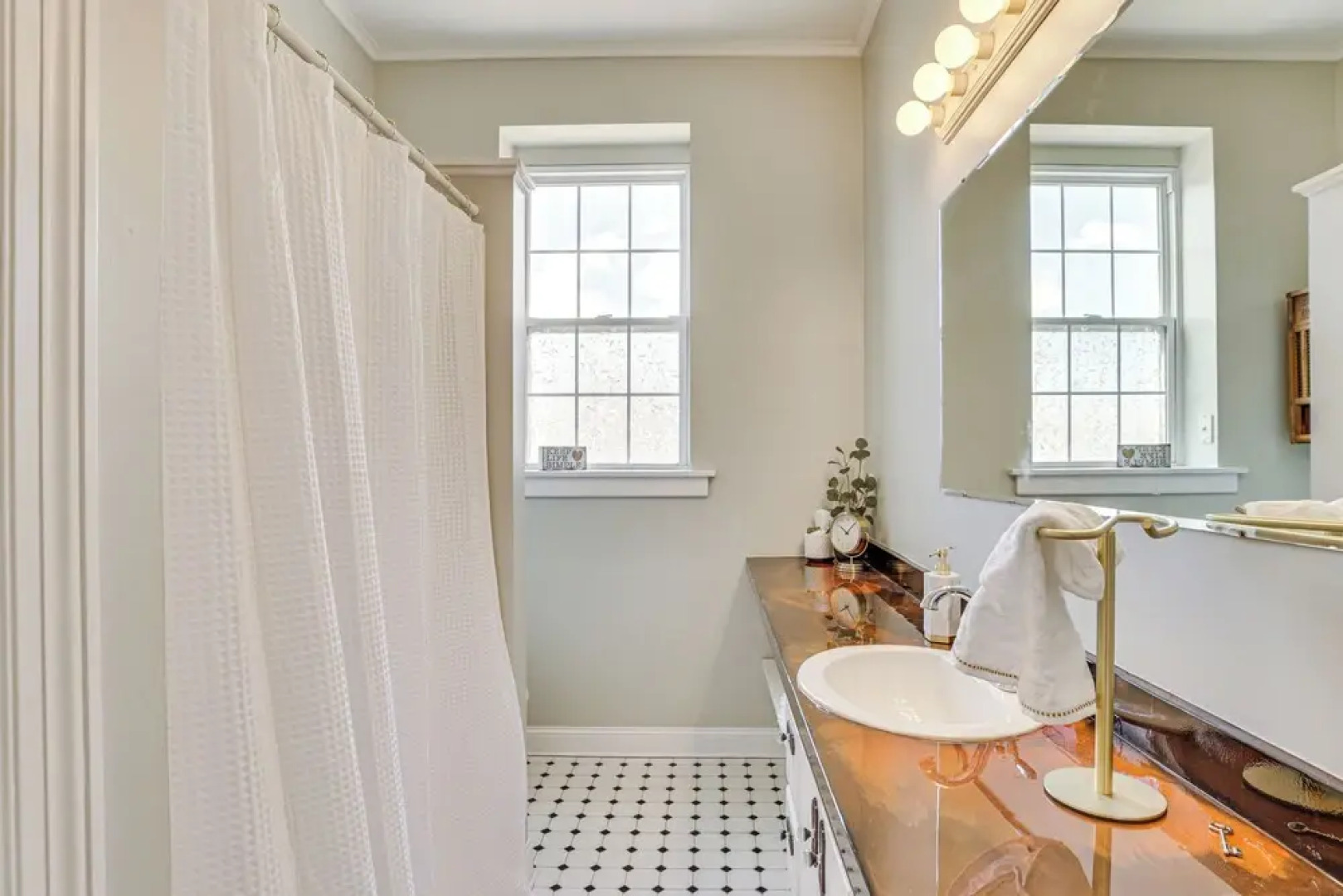 Walk Downtown: Inviting Historic Home in Dubuque!