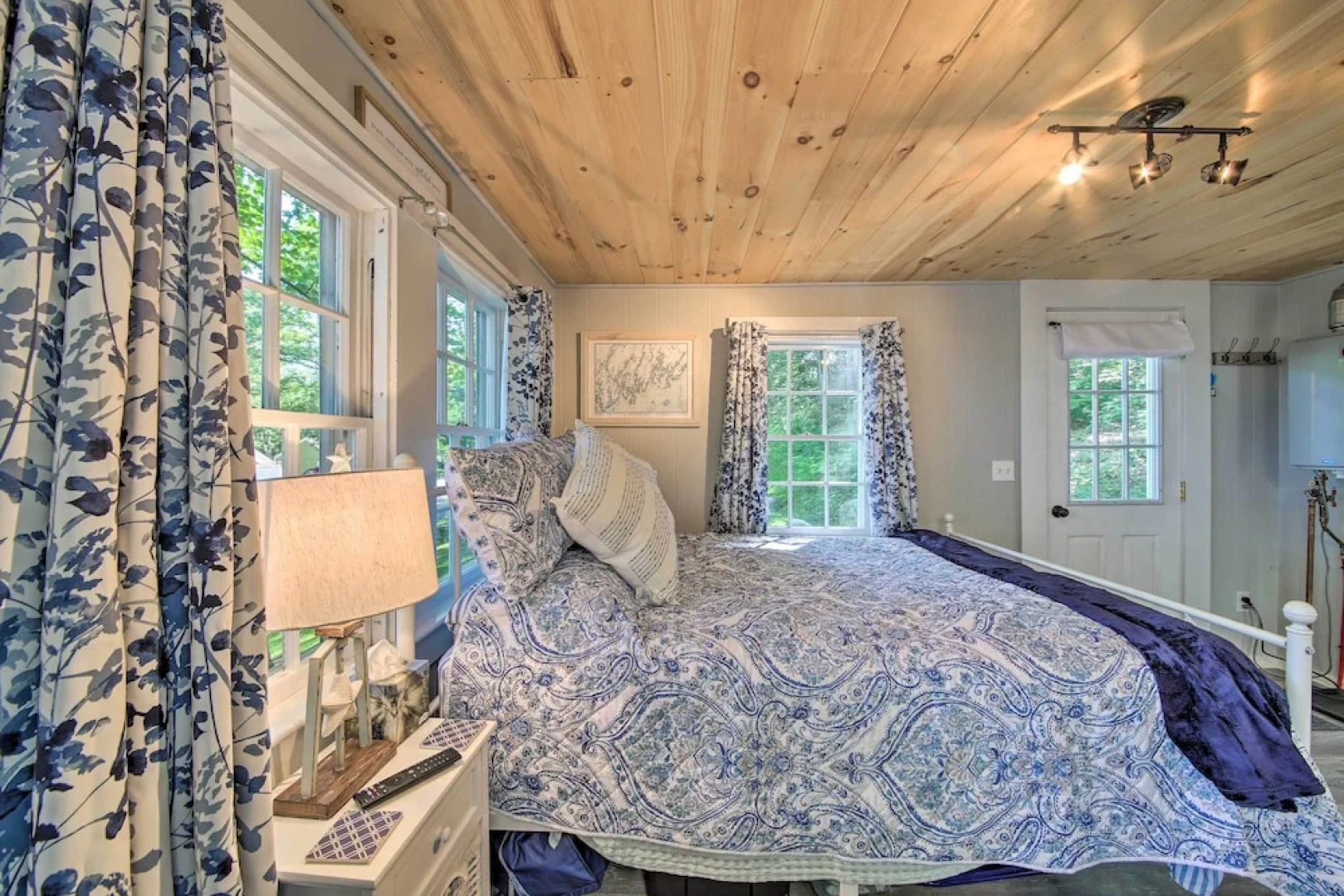 Lush Edgecomb Studio Cottage w/ Fire Table!