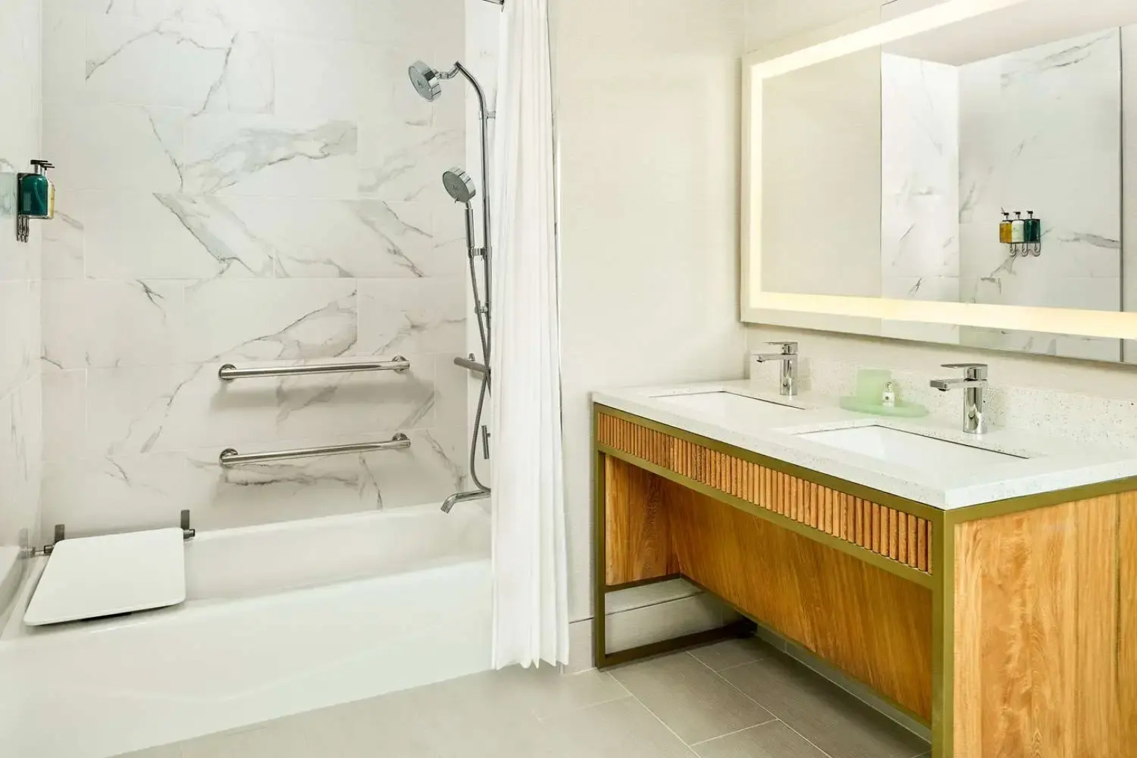 Faro Blanco Resort & Yacht Club Marathon, Curio by Hilton