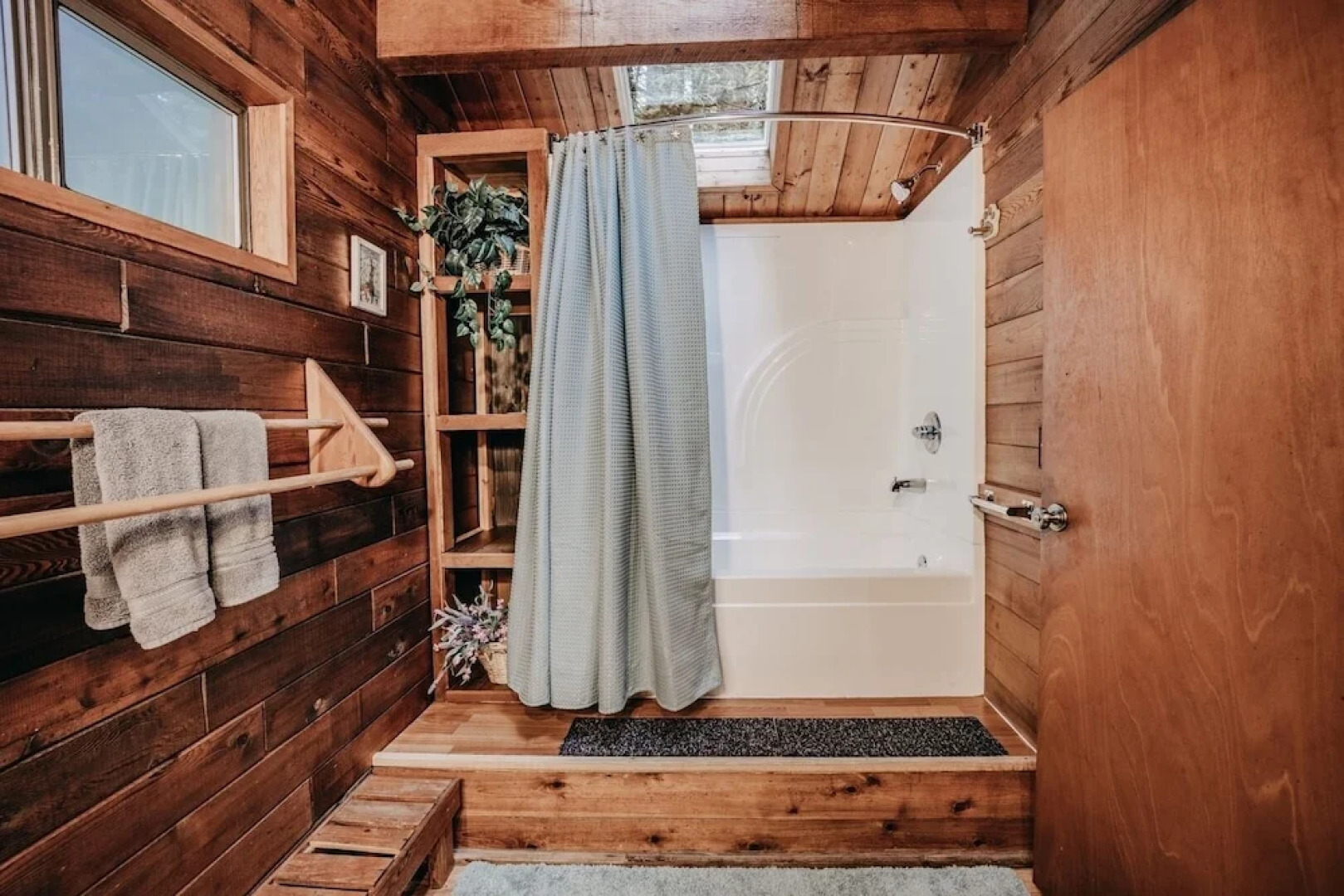 26sl - Hot Tub - Bbq - Game Room - Sleeps 8 3 Bedroom Home by RedAwning