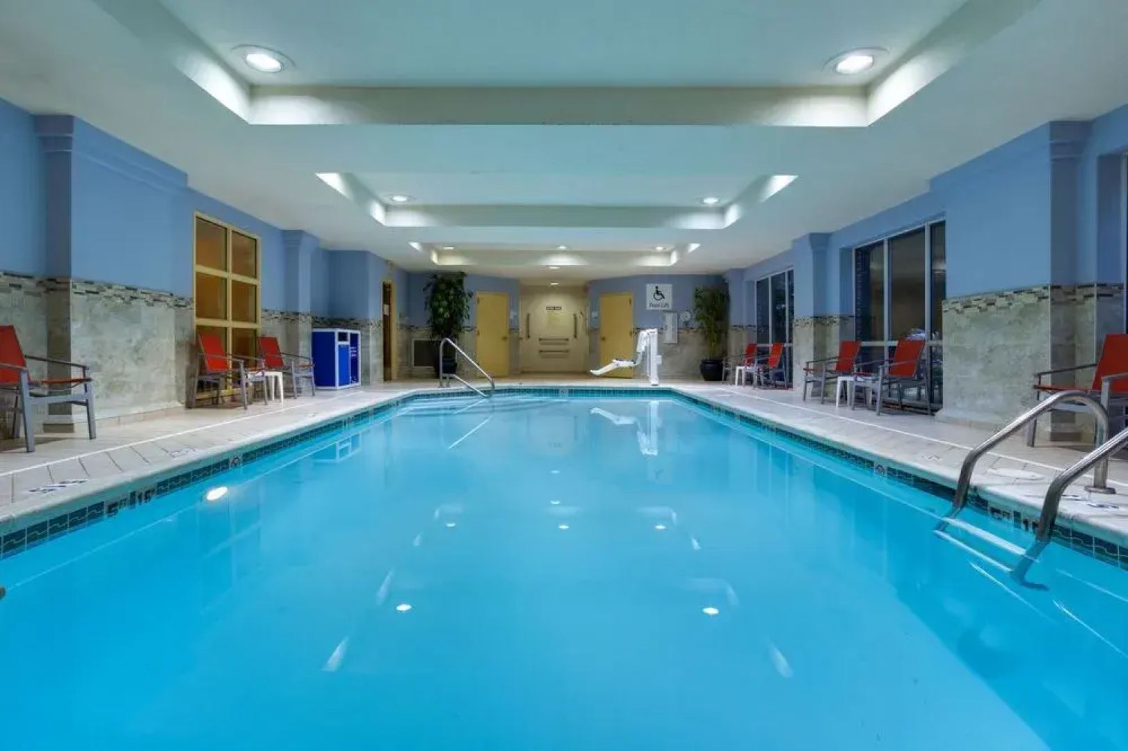 Holiday Inn Express & Suites Tower Center New Brunswick