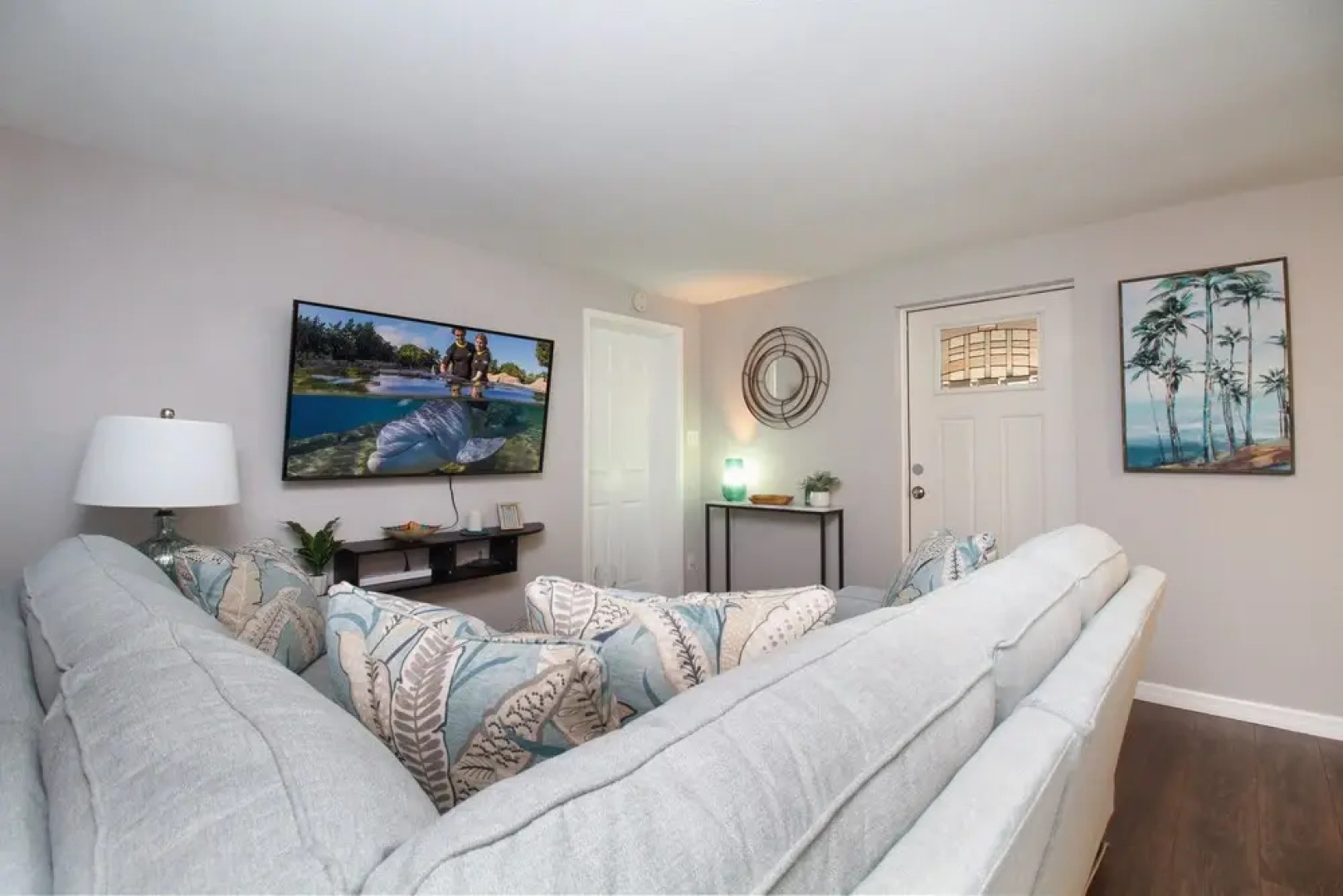 5 O'clock Somewhere - Short Term Rental 3 Bedroom Home by RedAwning