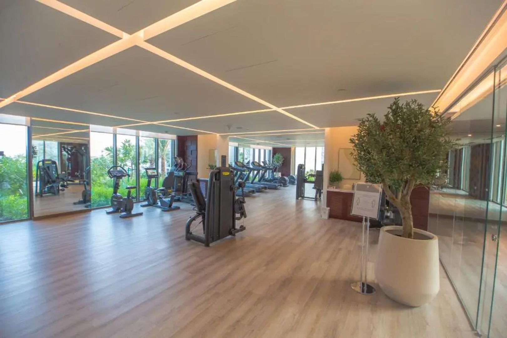 Luxurious 5 Bedroom Apartment - Full Ocean view