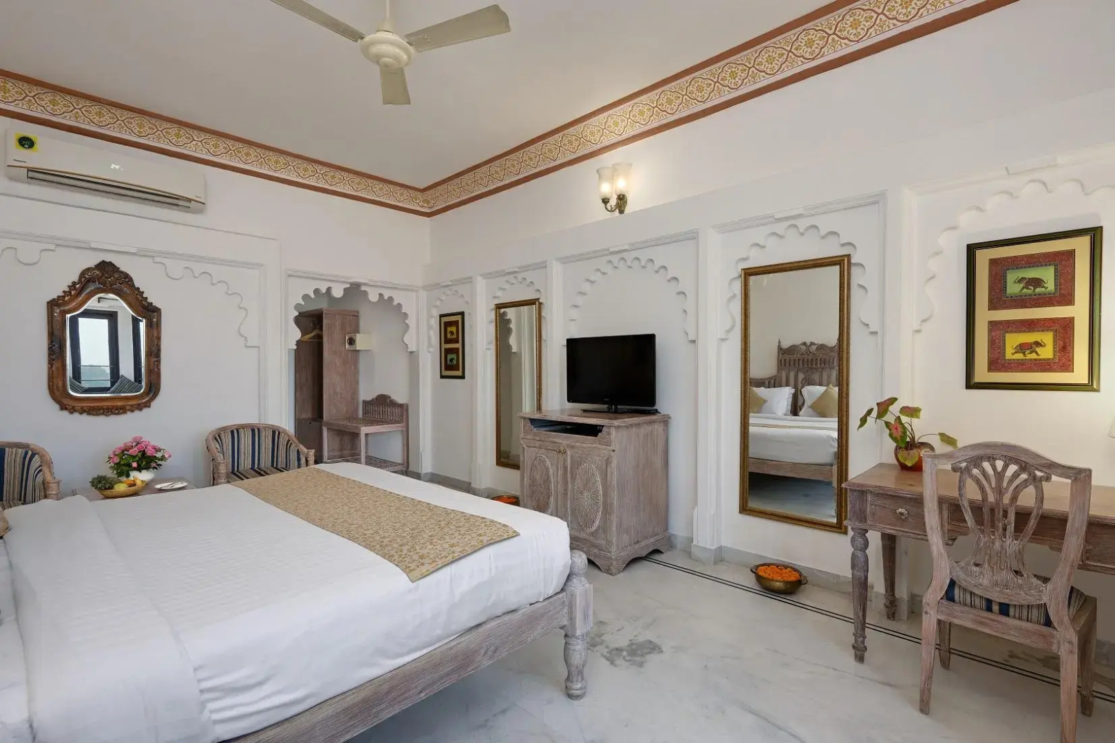 Swaroop Vilas - Lake Facing Boutique Hotel