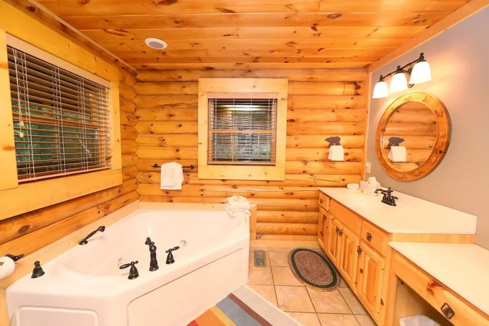 Black Bear Hideaway - Five Bedroom Cabin