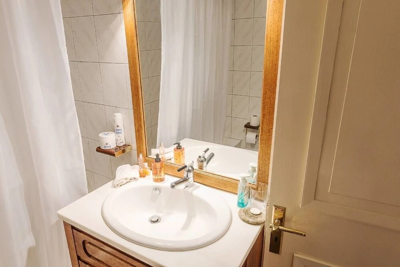 "Aura" apt in Stone Tower 1690 • Andros