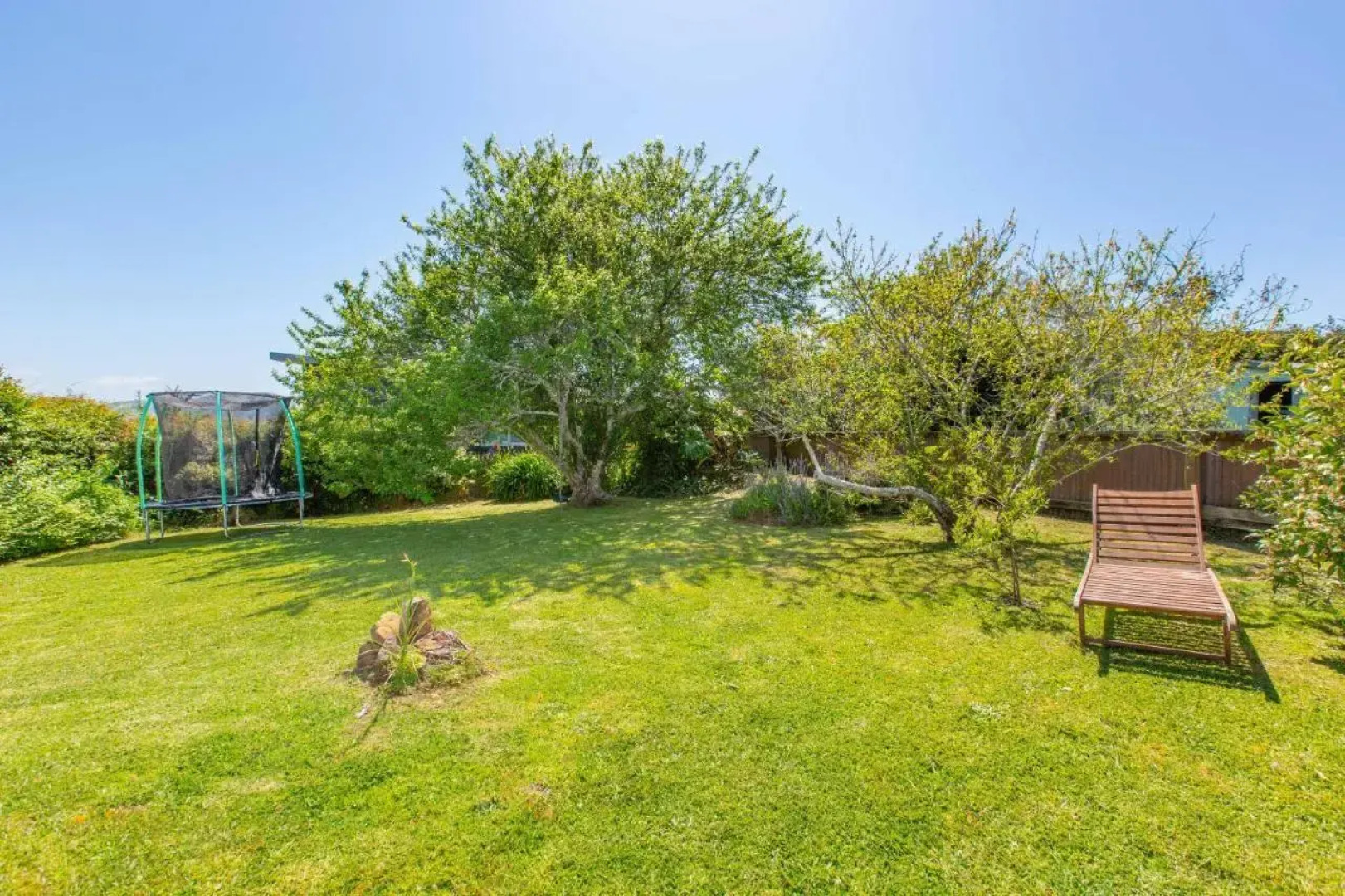 Lorenzen Bay Bungalow - Raglan Holiday Home