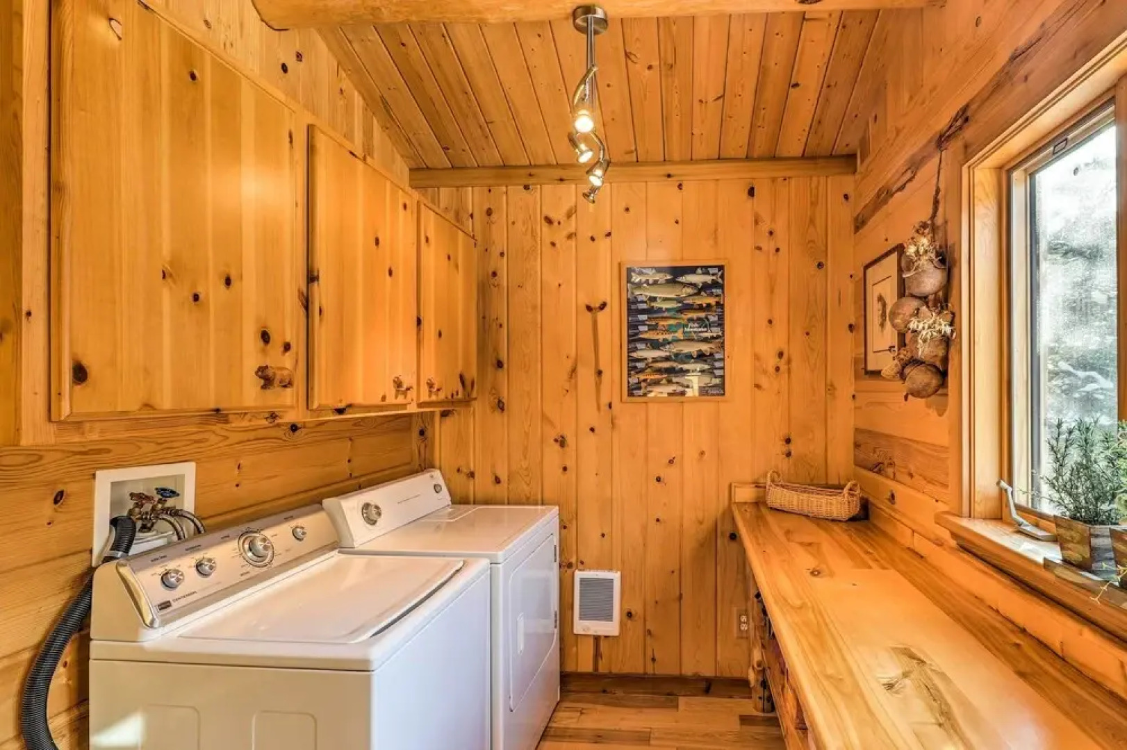 Cozy Glacier Park Log Cabin - 'best in the West!'