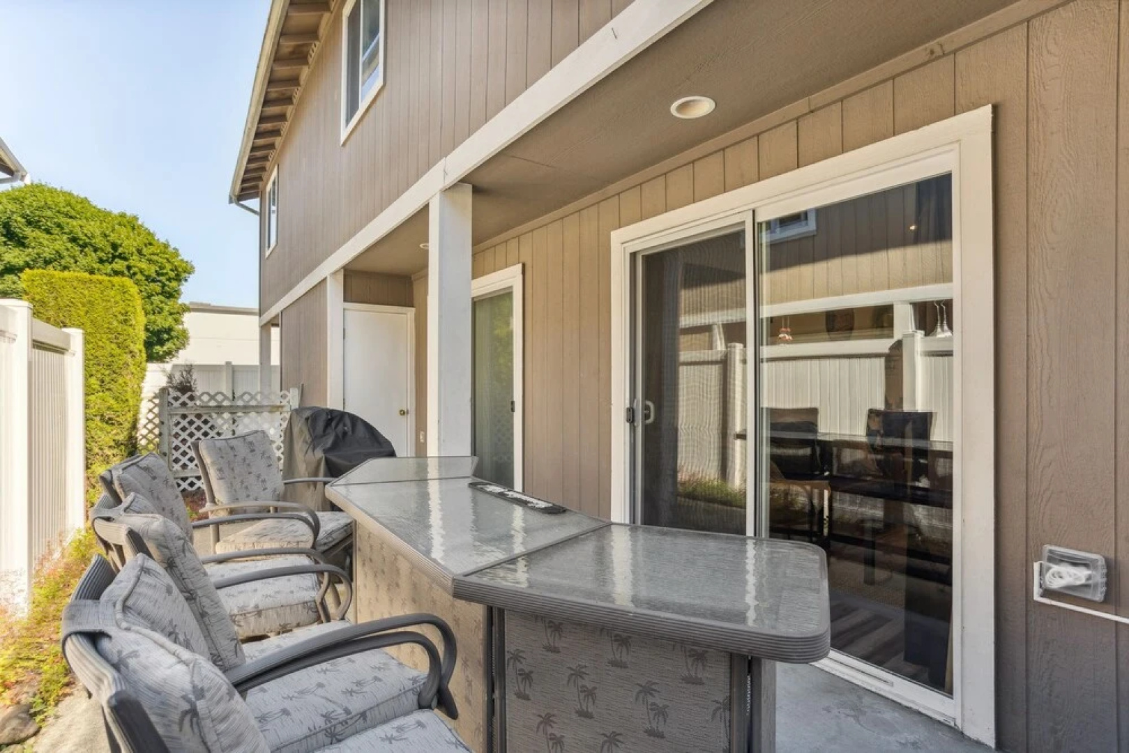 Charming Tacoma Retreat w/ Patio & 2 Fireplaces!