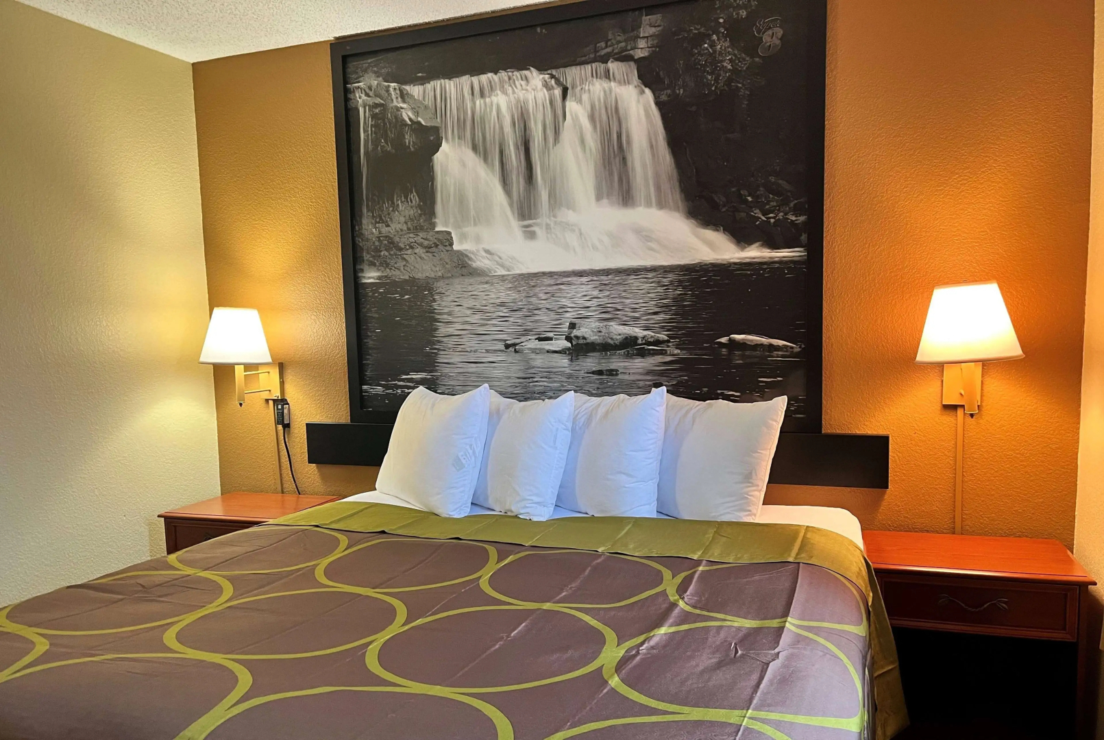 Super 8 by Wyndham Indianapolis/NE/Castleton Area