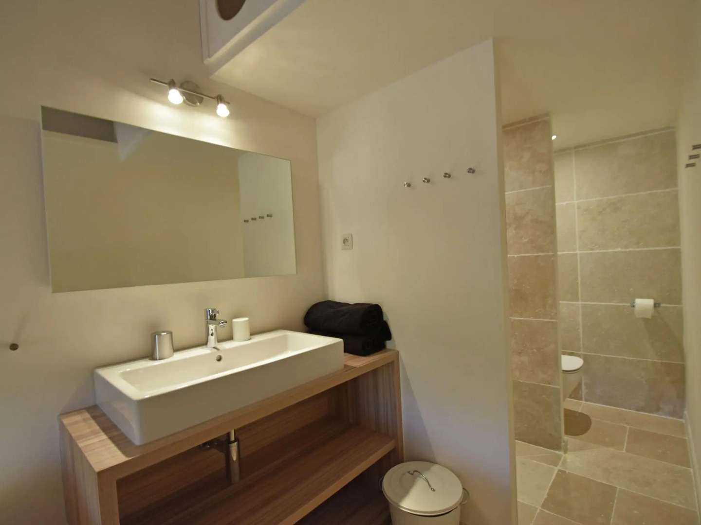 Alluring Apartment in Villesèque with Jacuzzi