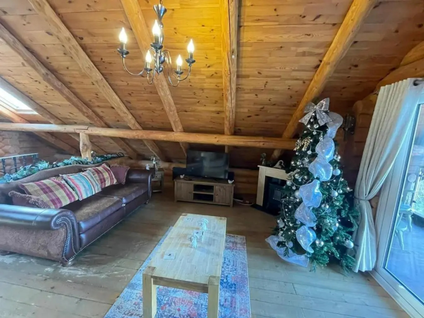 Woodpecker Log Cabin with hot tub, pizza oven bbq entertainment area, lakeside with private fishing peg situated at Tattershall Lakes