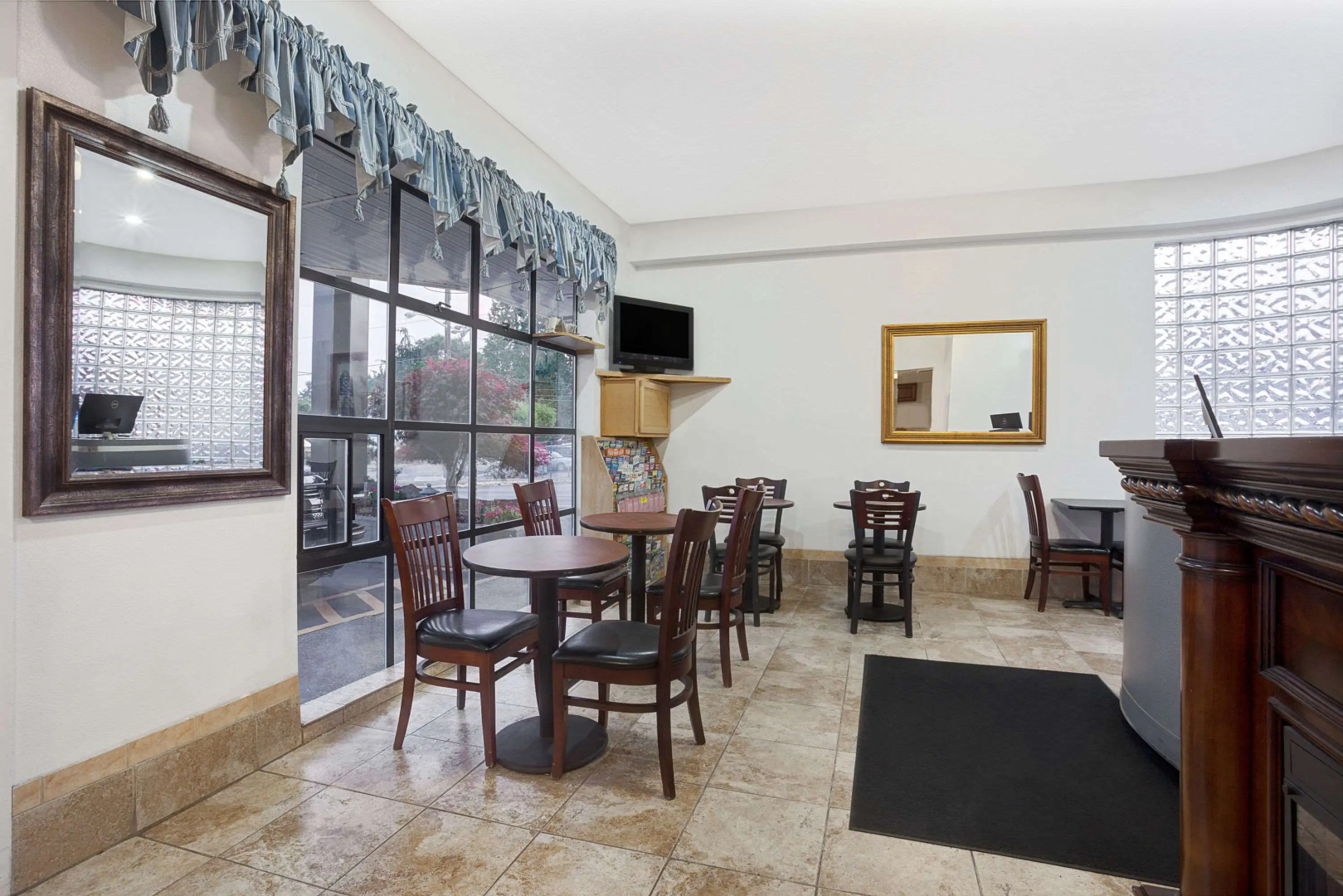 Days Inn by Wyndham Seattle North of Downtown