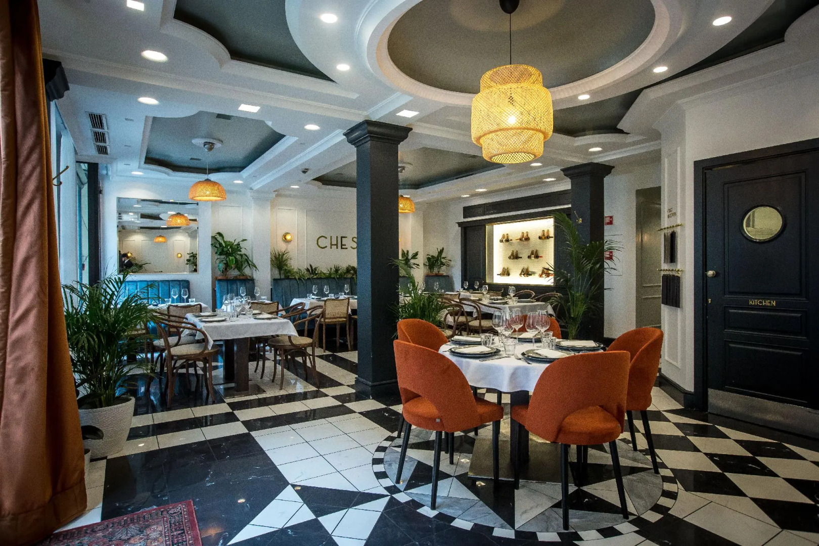 Queen's Court Hotel & Residence