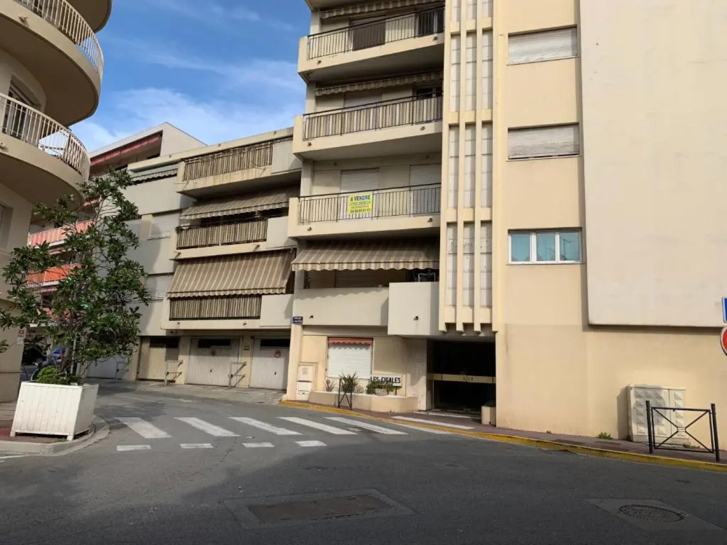 4P Modern & Secured Parking