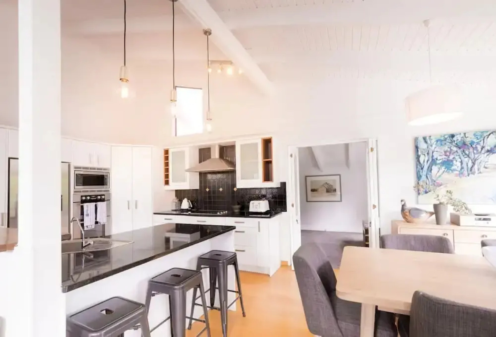 Modern 4 Bedroom Family Home With Pool