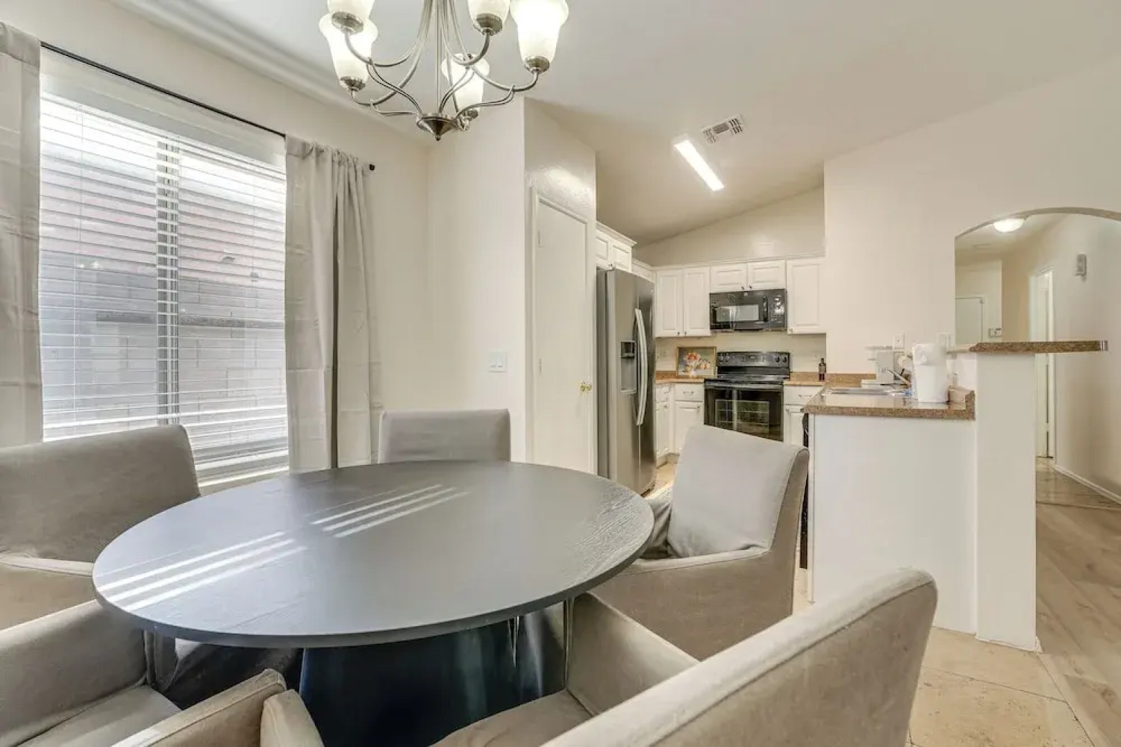 6 Mi to State Farm Stadium: Avondale Family Home!