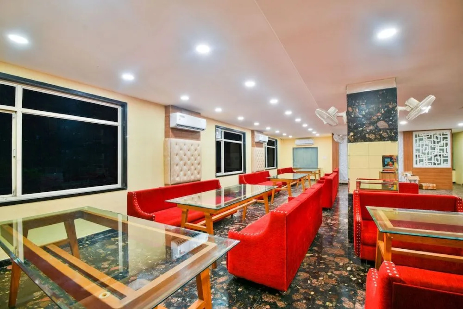 Capital O 39418 Hotel Harsh Deep