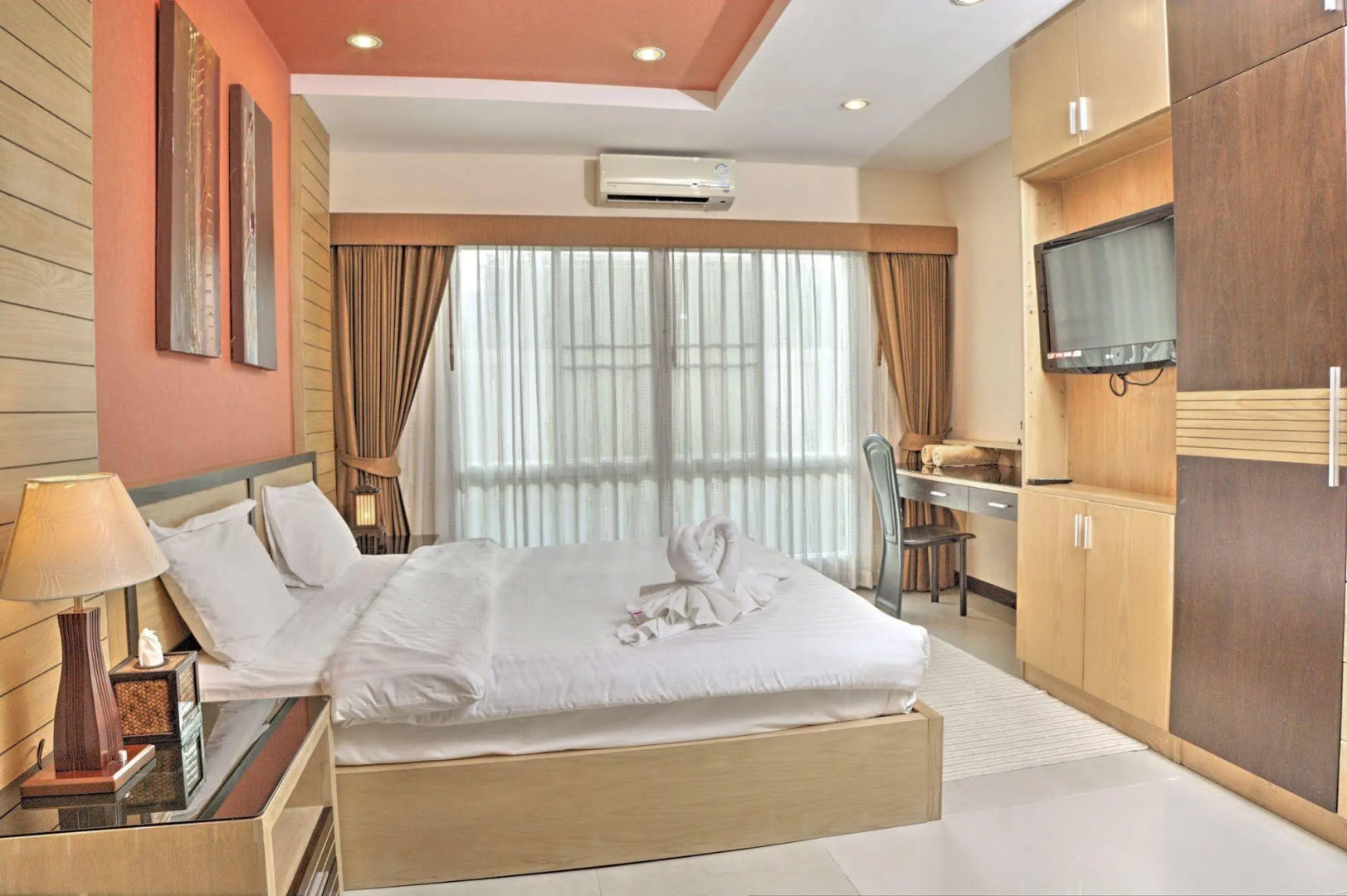 Whispering Palms Suite